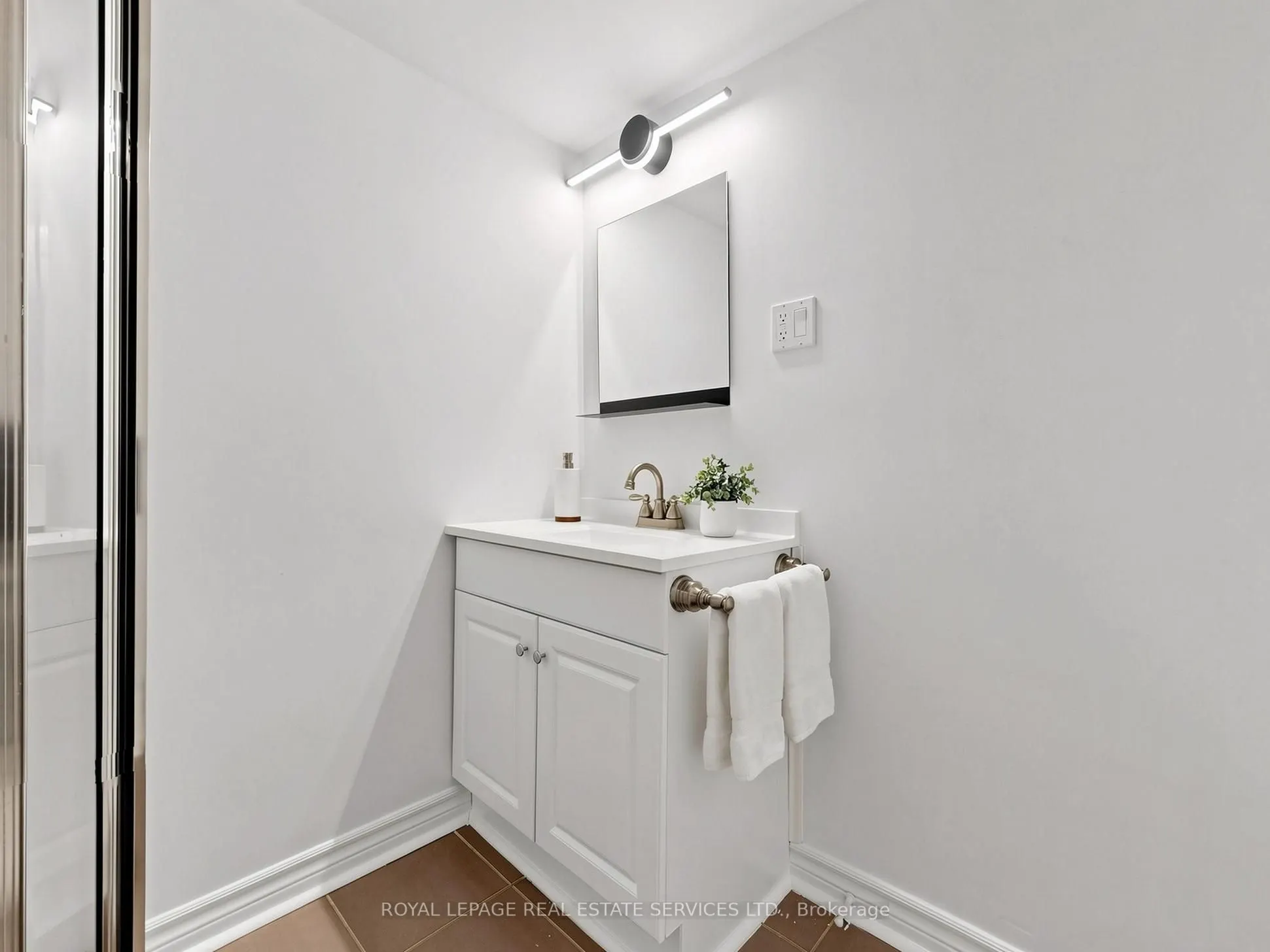 21 GLENMANOR Way