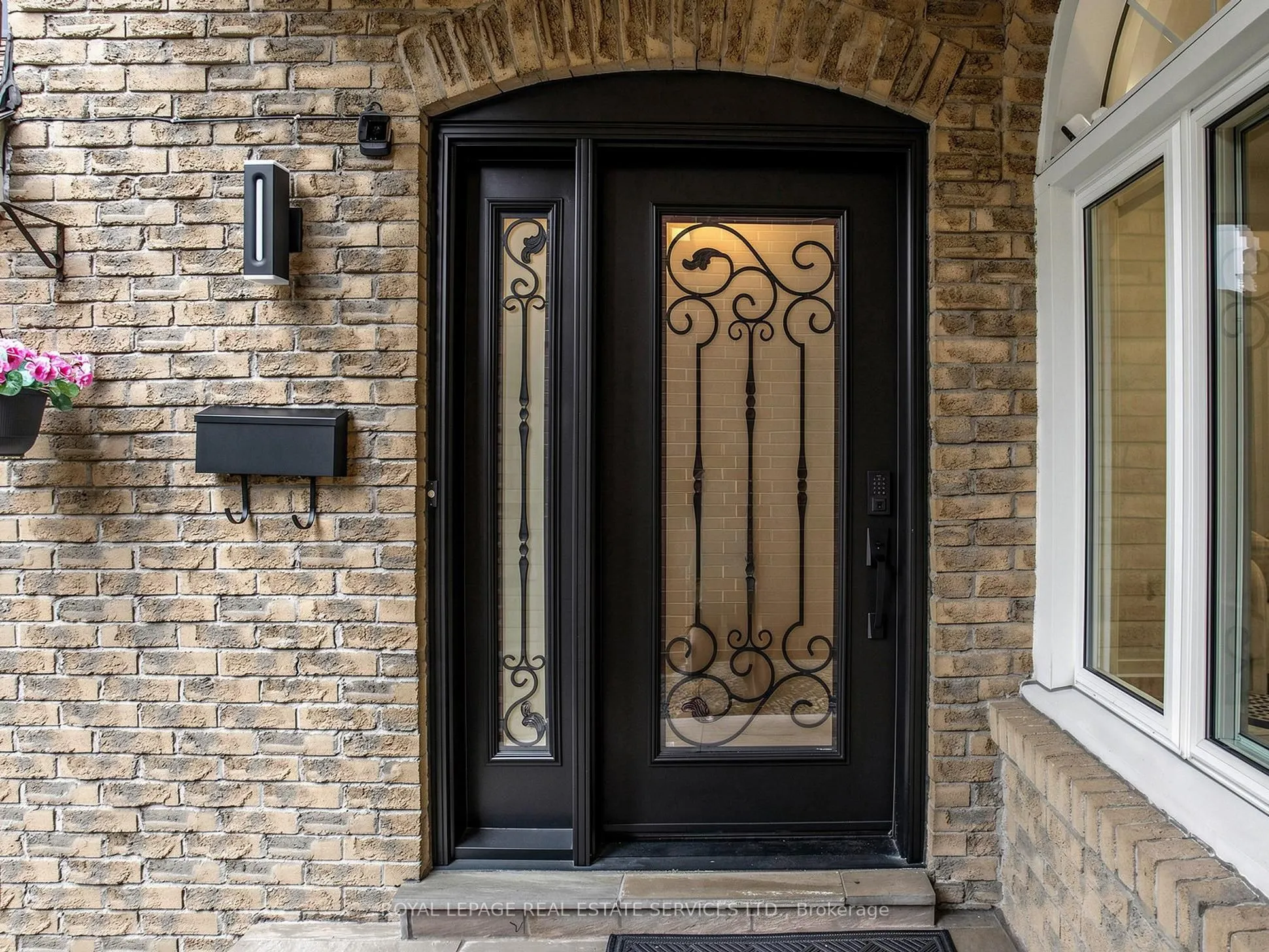 21 GLENMANOR Way