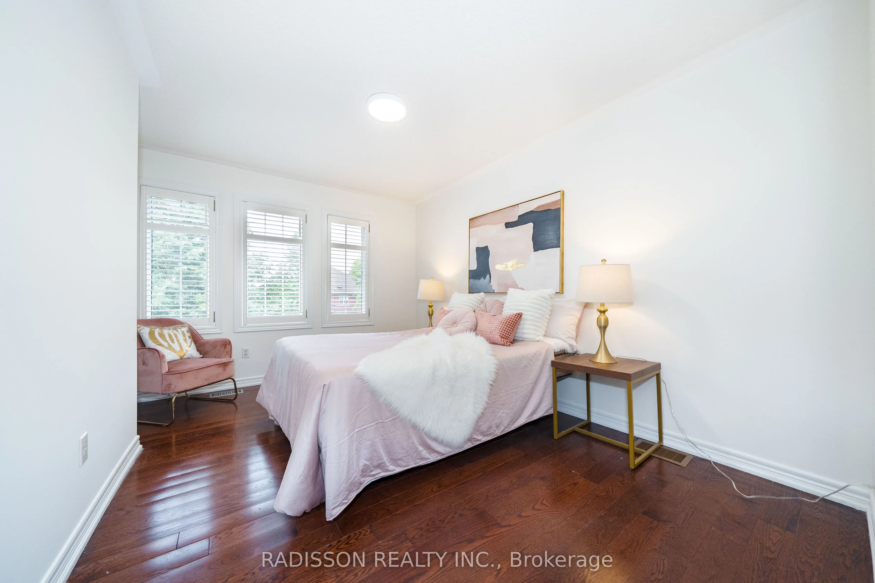 863 Oaktree Crescent