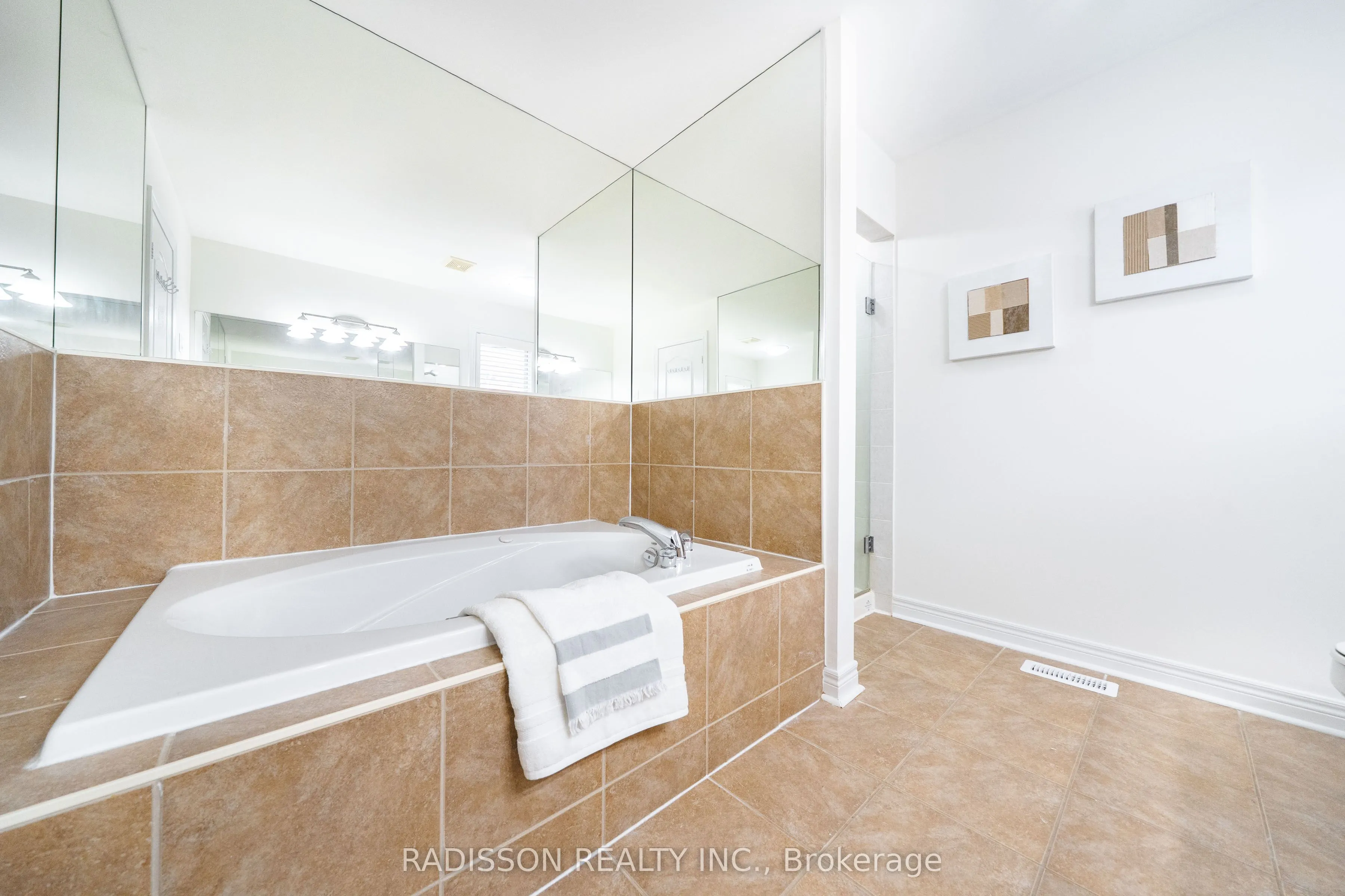 863 Oaktree Crescent