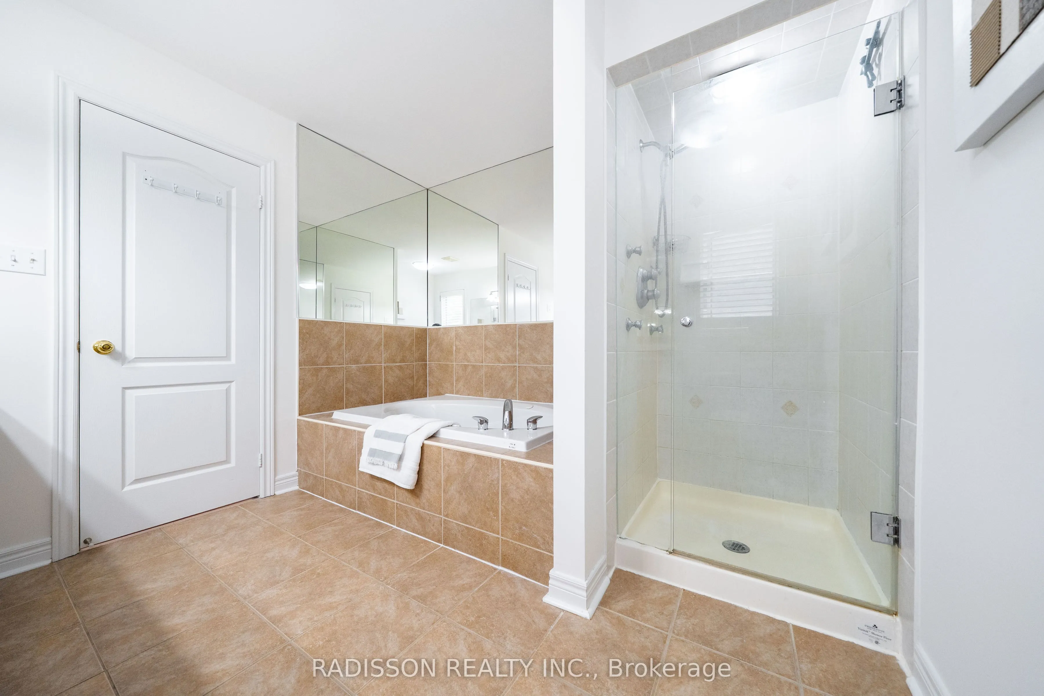 863 Oaktree Crescent