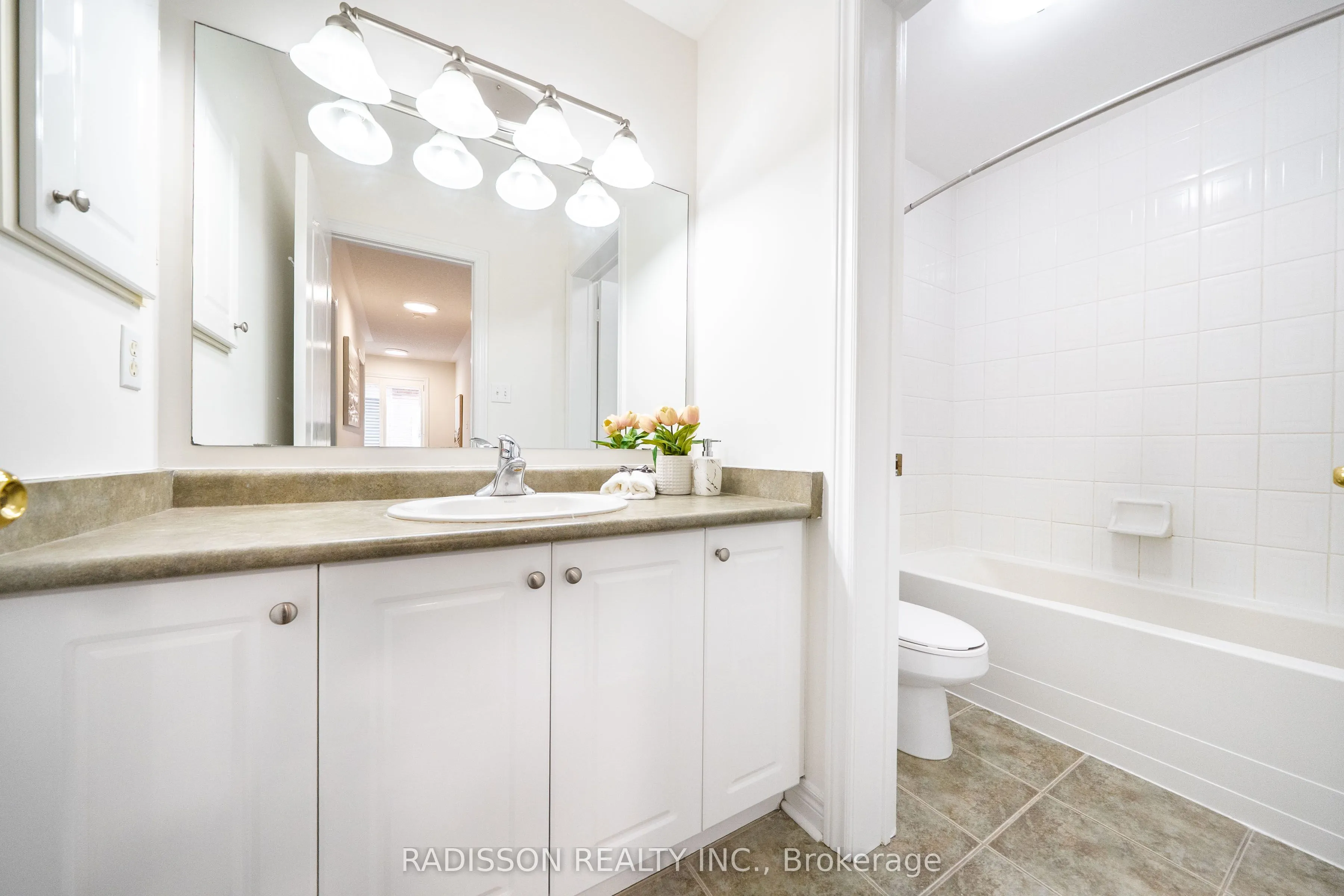 863 Oaktree Crescent