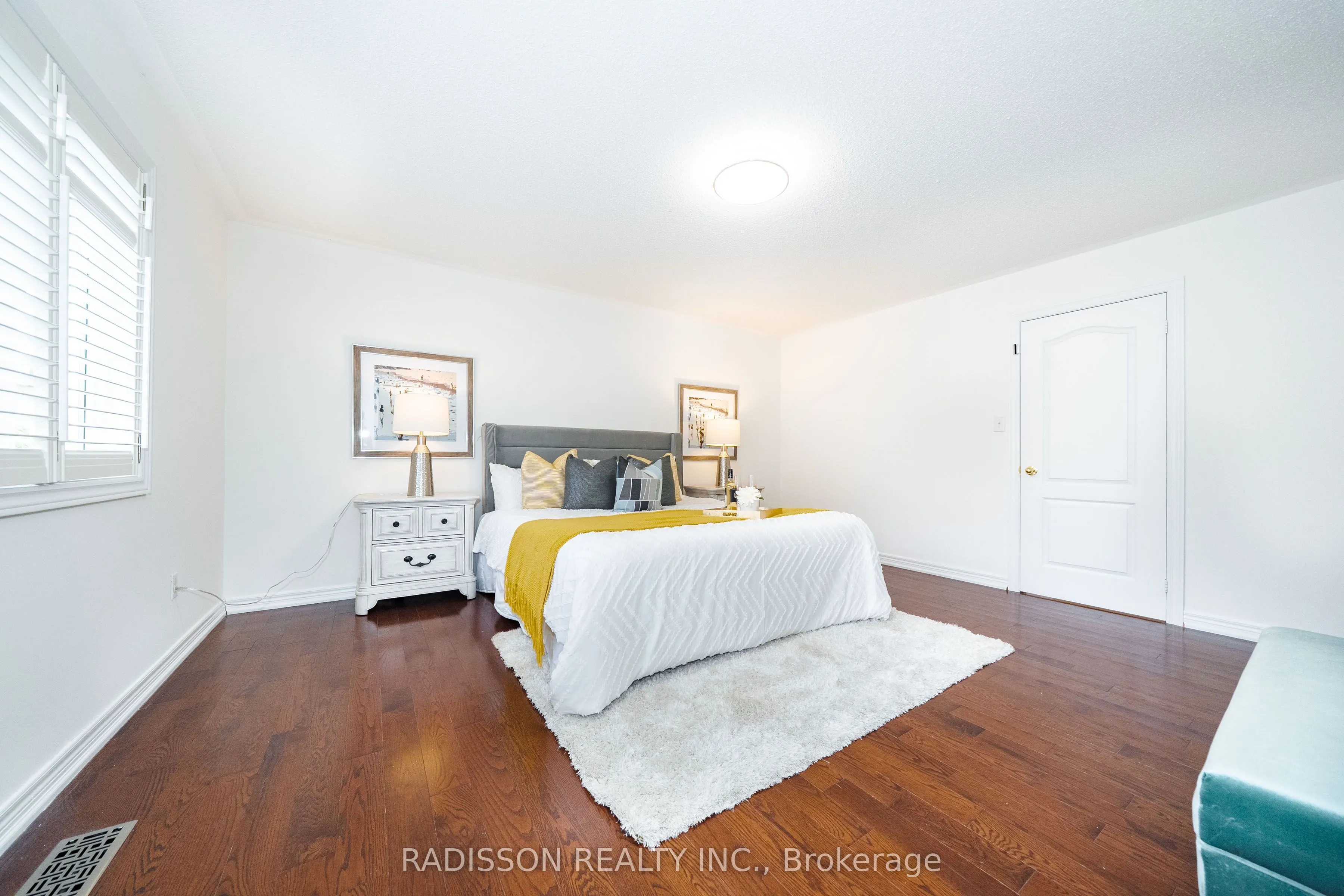863 Oaktree Crescent