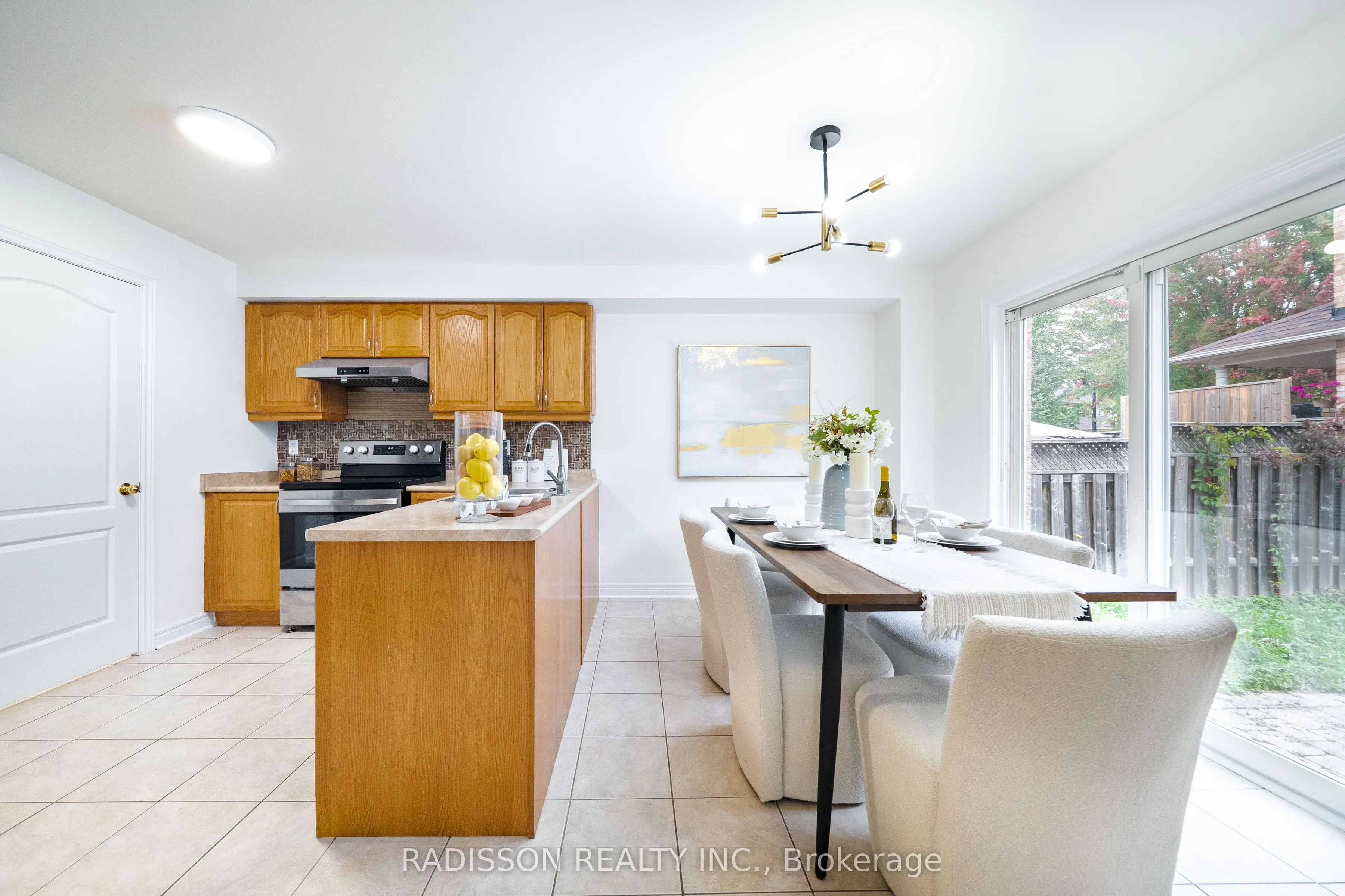 863 Oaktree Crescent