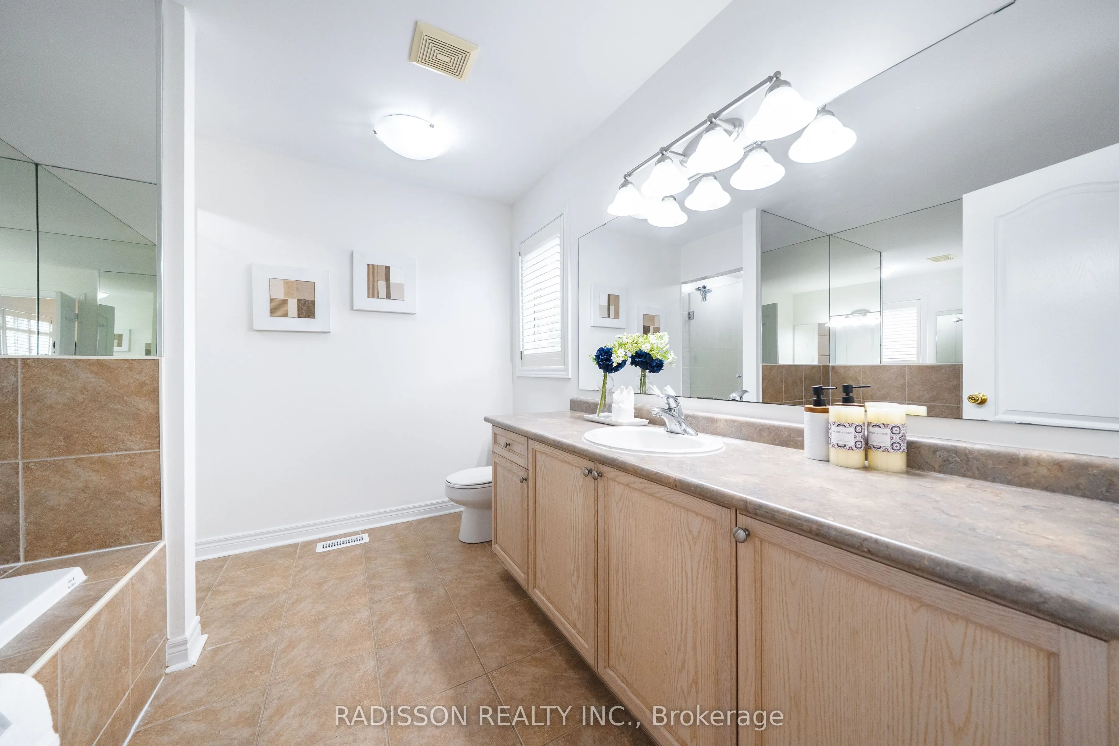 863 Oaktree Crescent