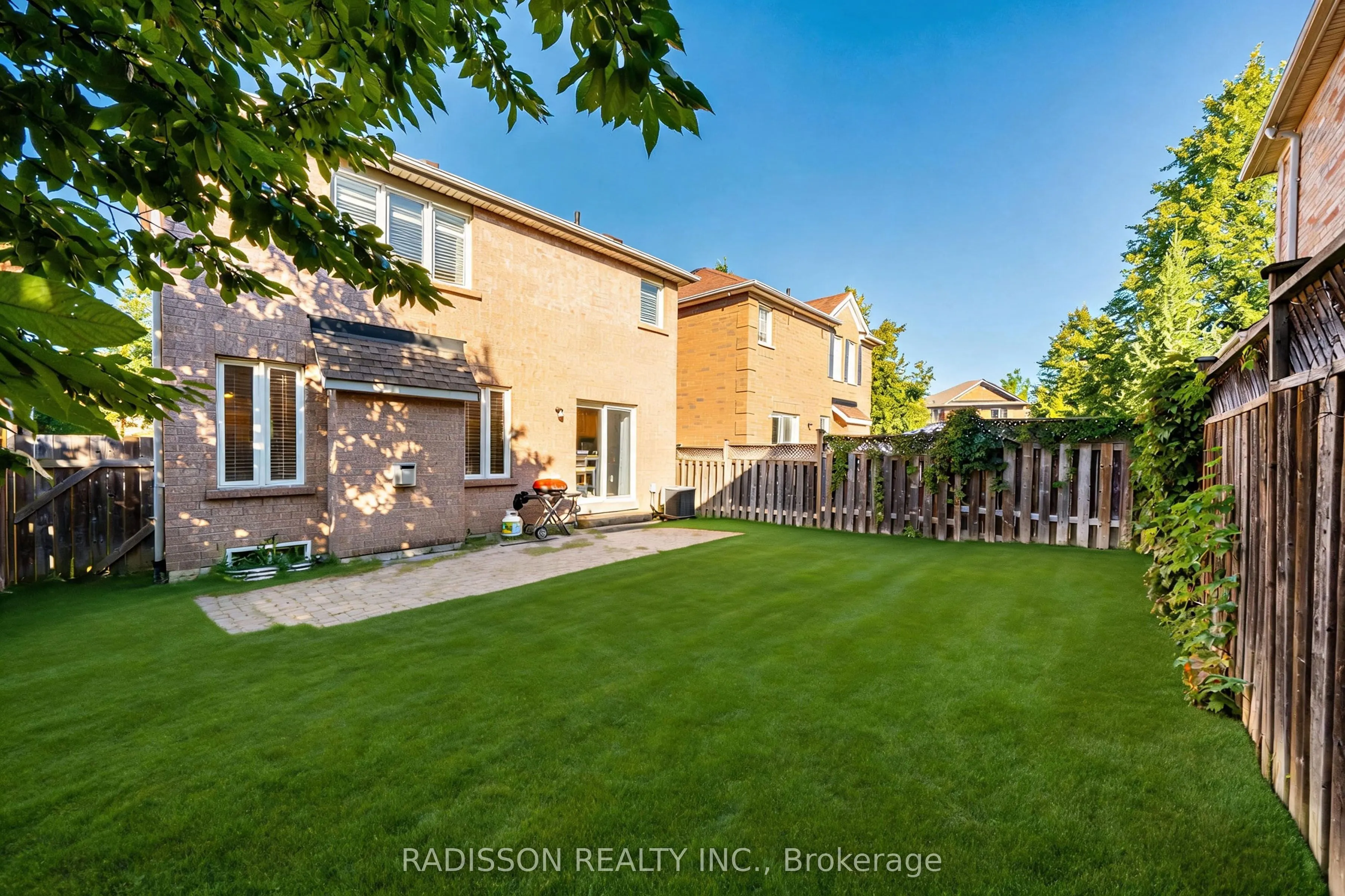 863 Oaktree Crescent