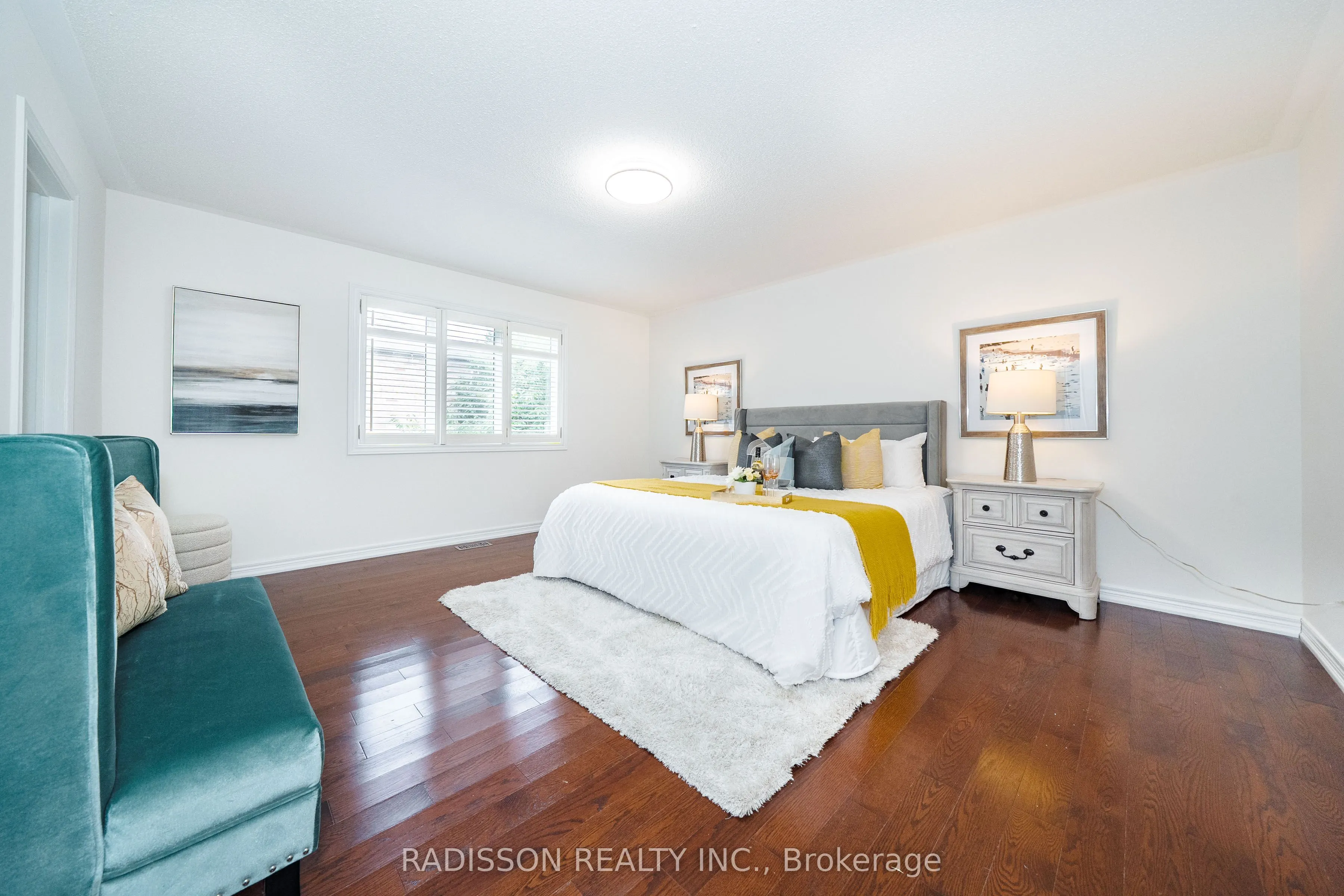 863 Oaktree Crescent