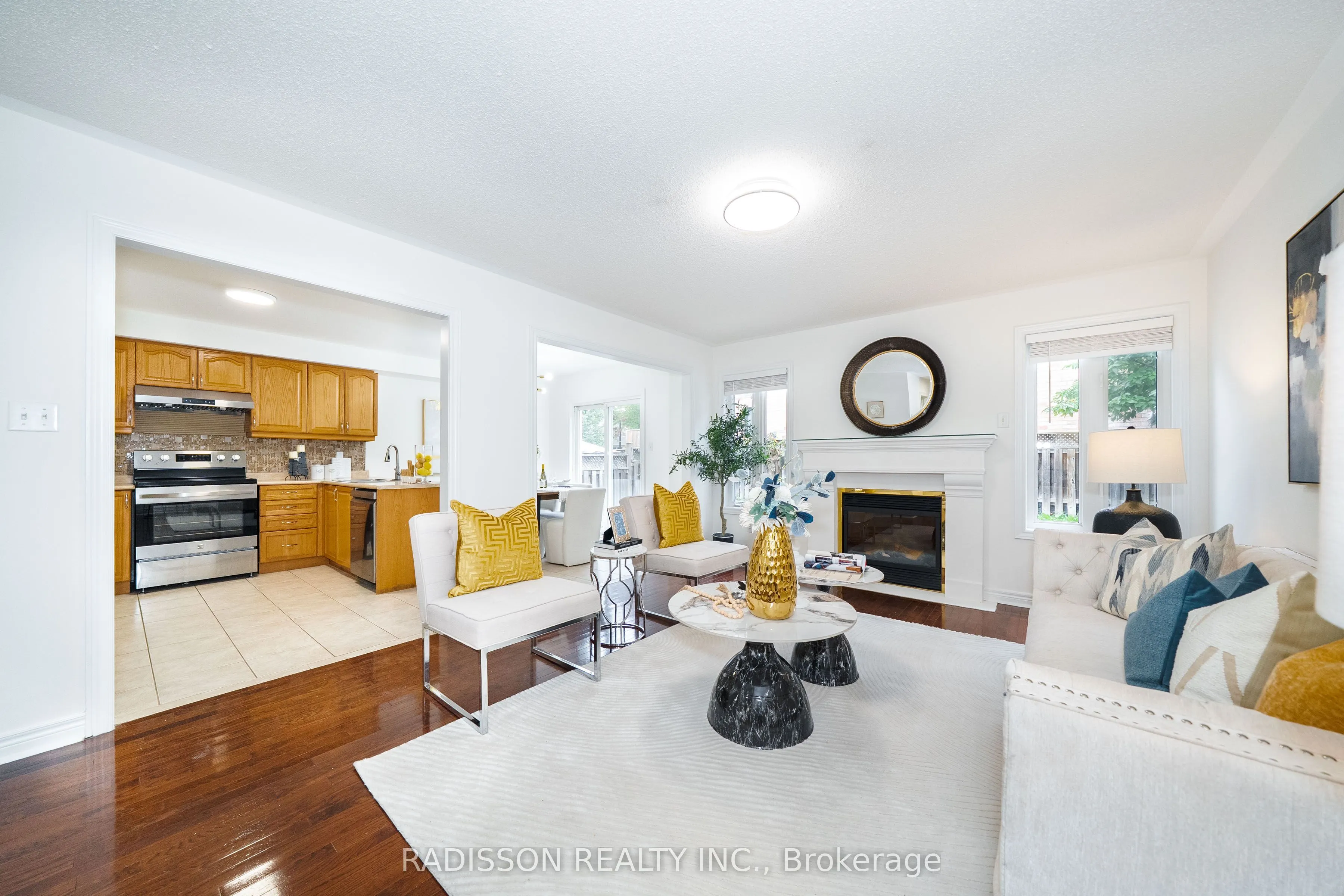 863 Oaktree Crescent