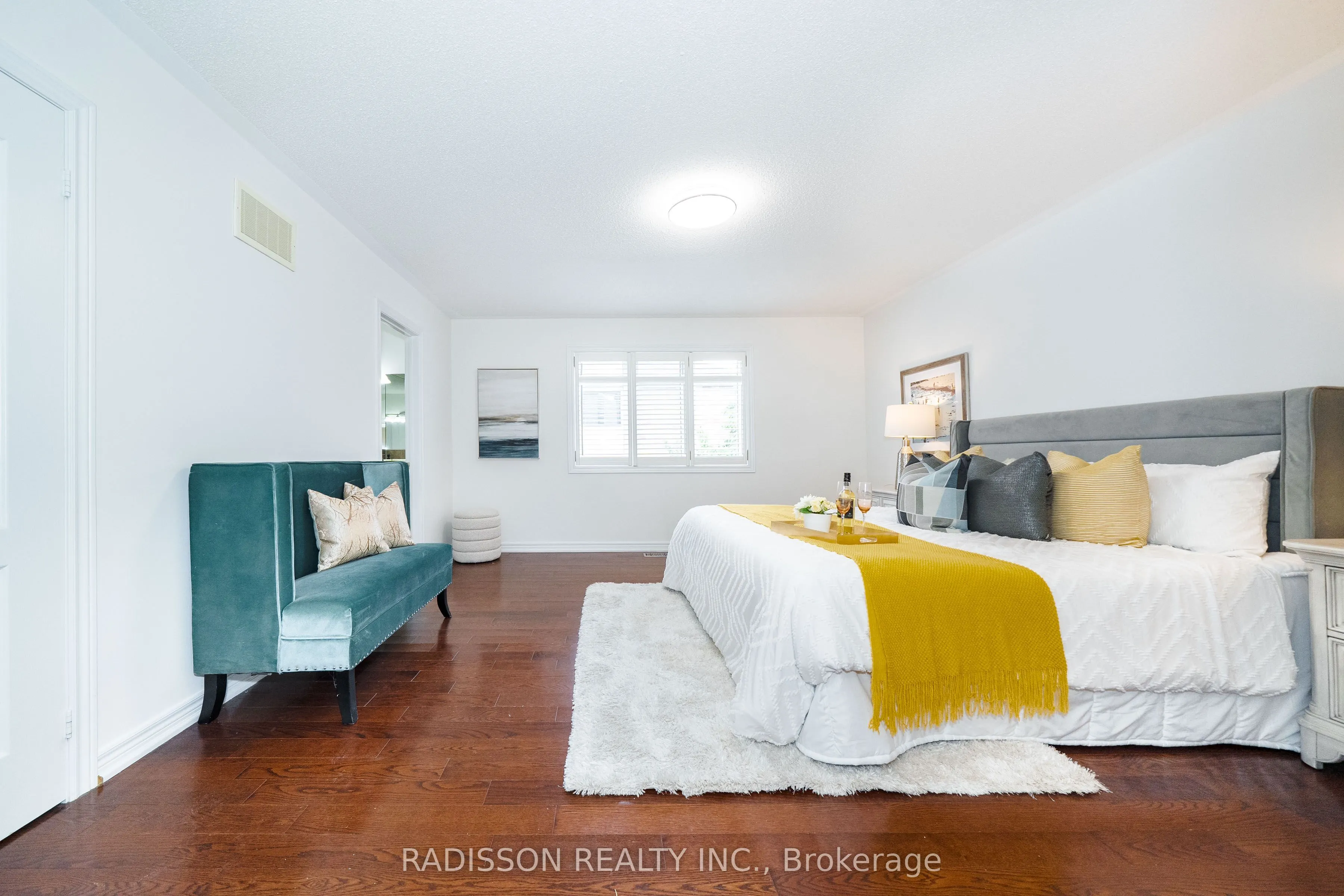 863 Oaktree Crescent