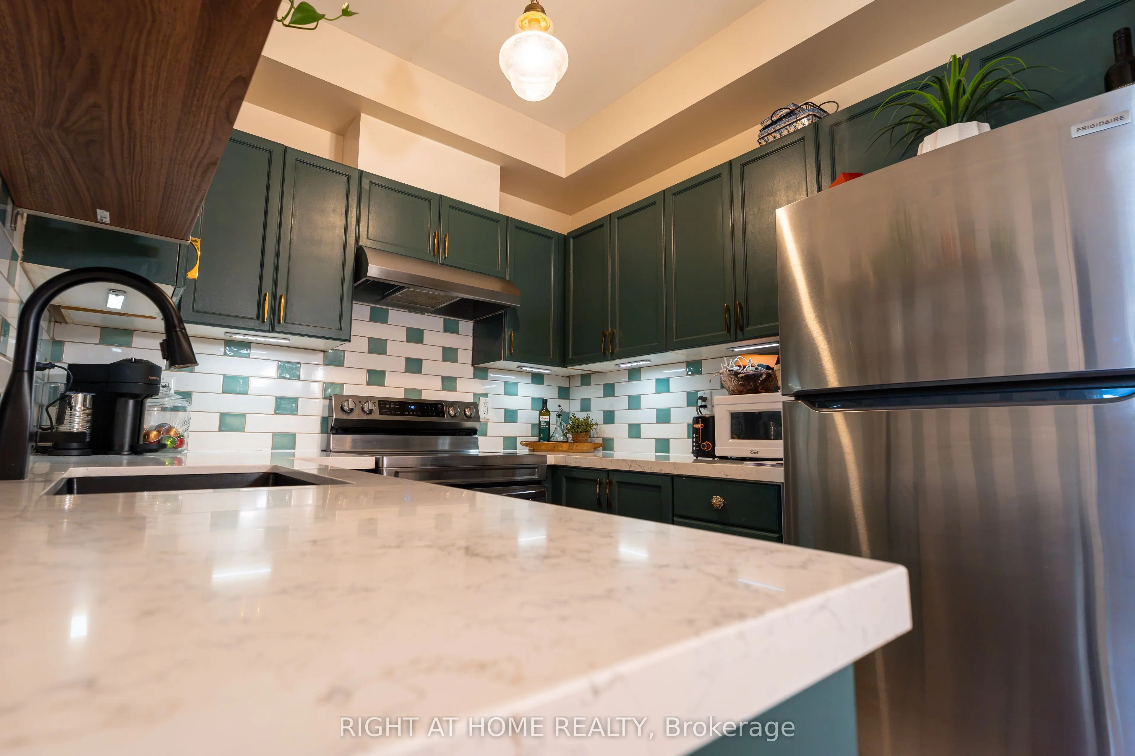 15450 Yonge Street #202