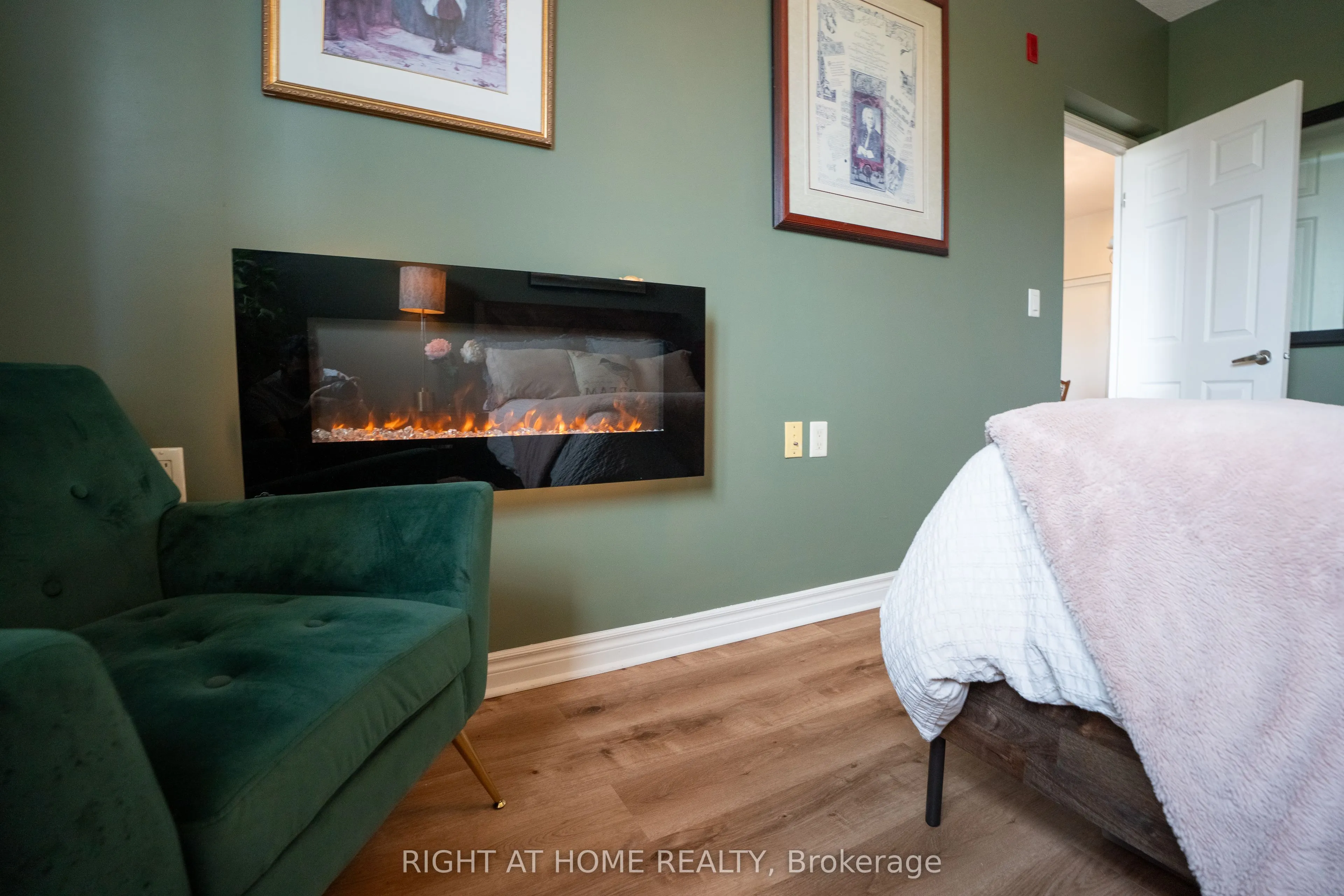 15450 Yonge Street #202