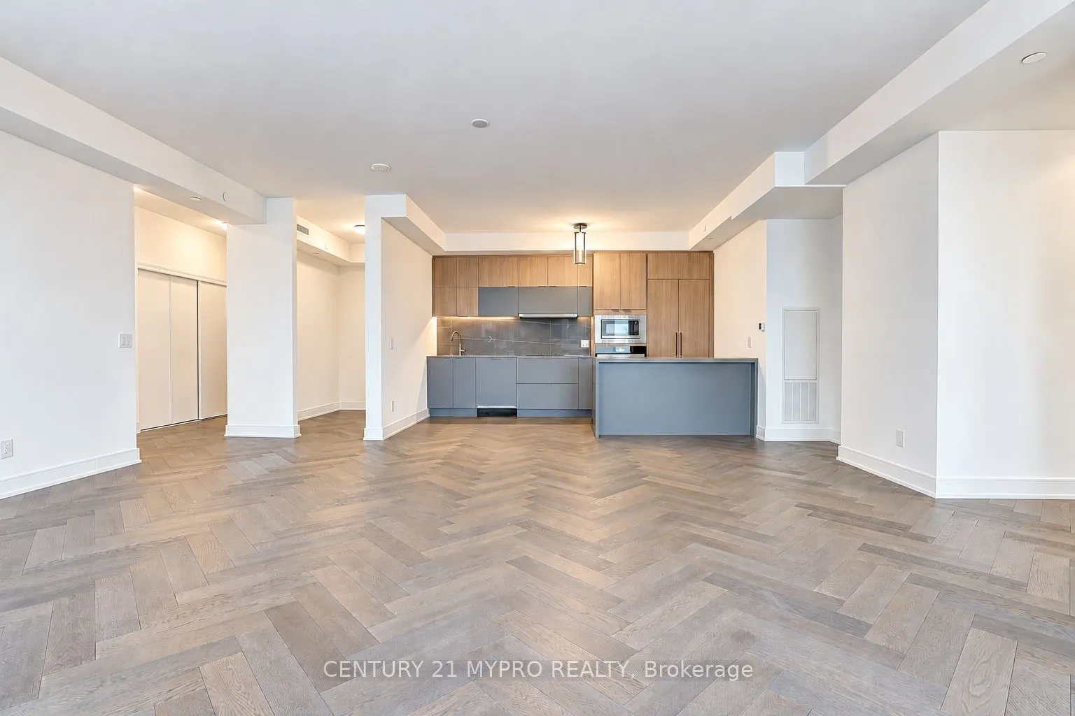 8888 Yonge Street #905