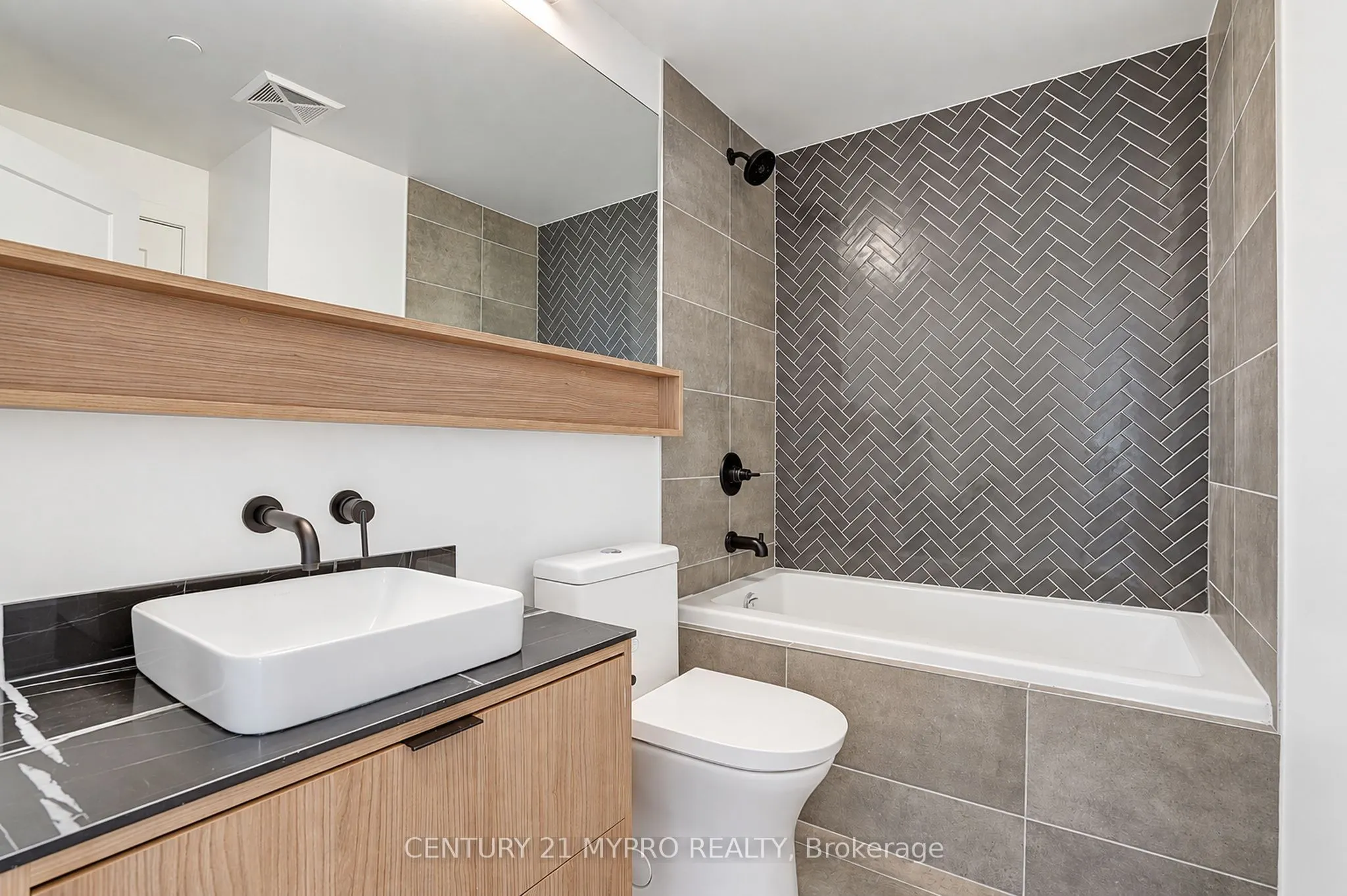 8888 Yonge Street #905