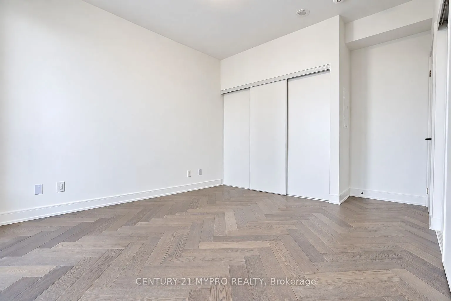 8888 Yonge Street #905
