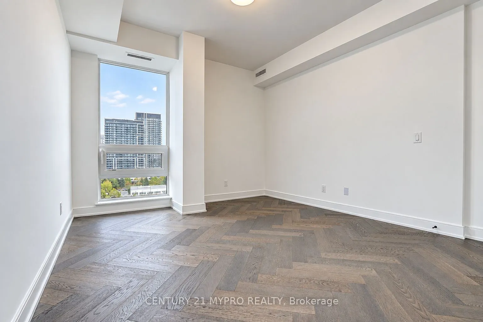 8888 Yonge Street #905