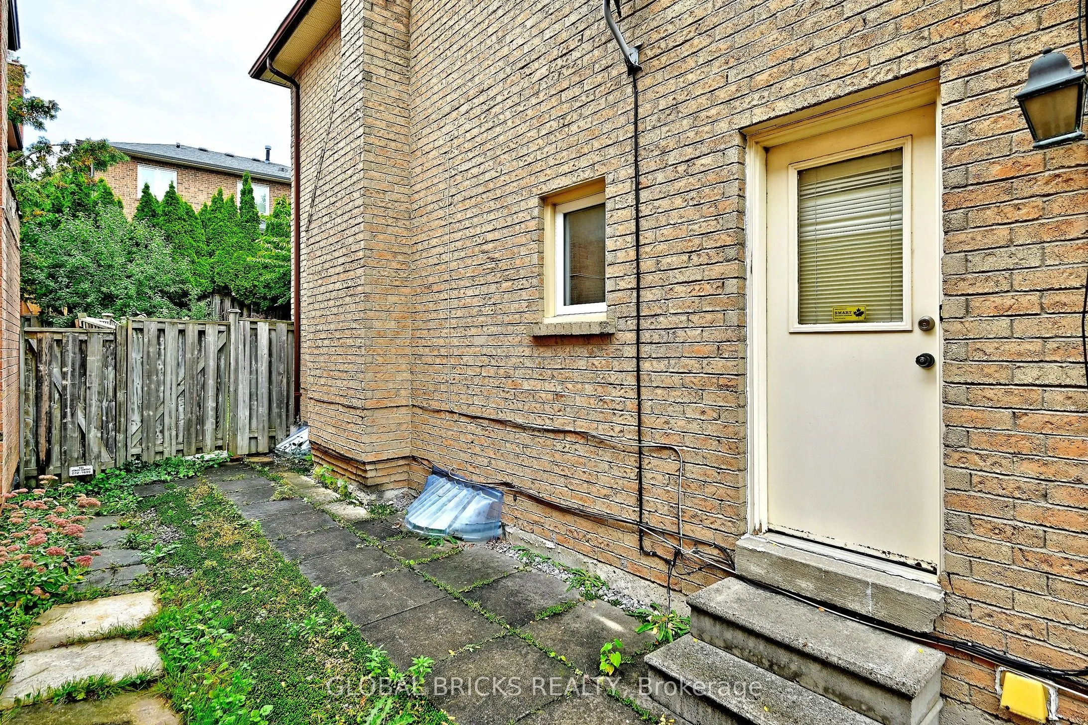 8 Elmsley Drive