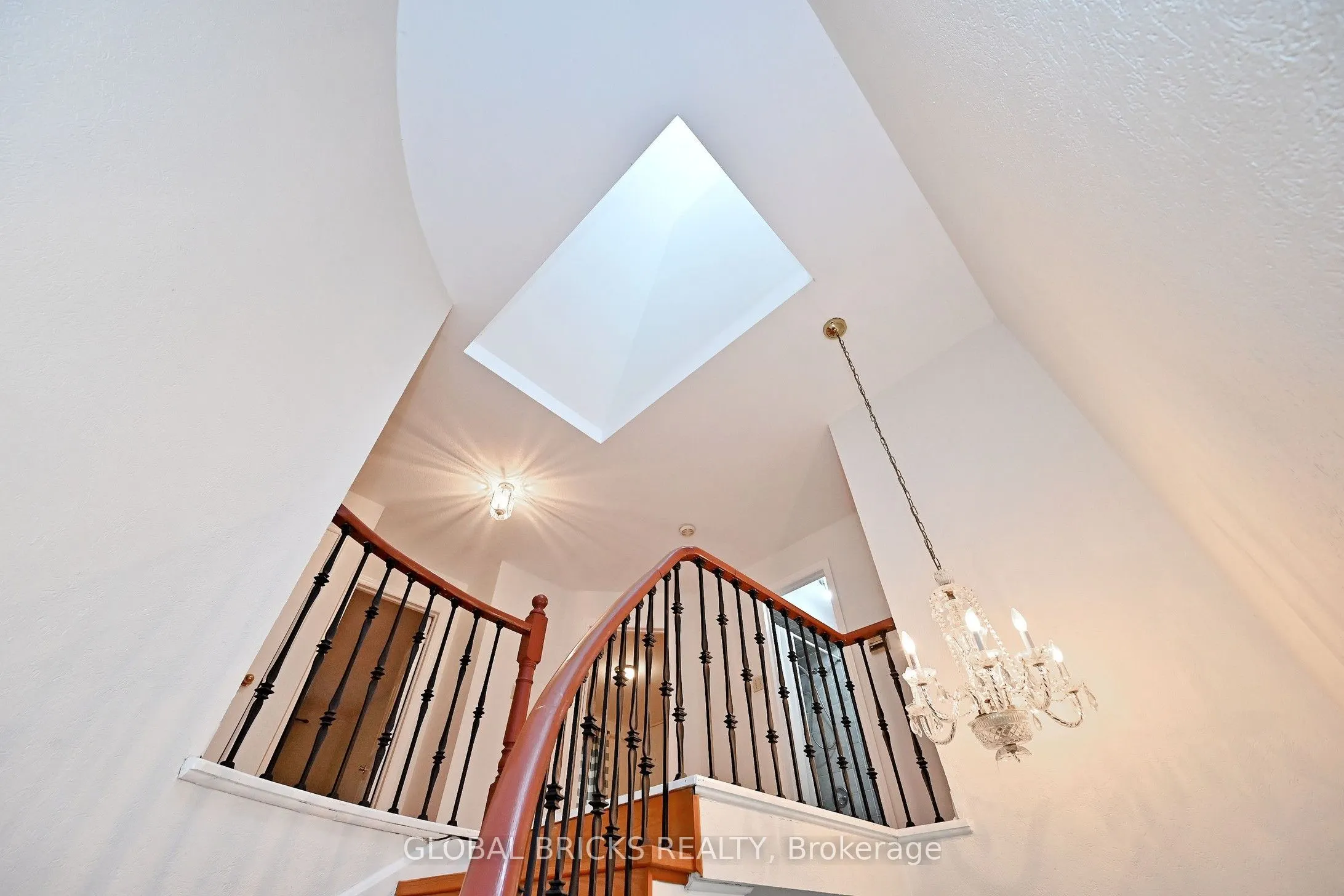 8 Elmsley Drive