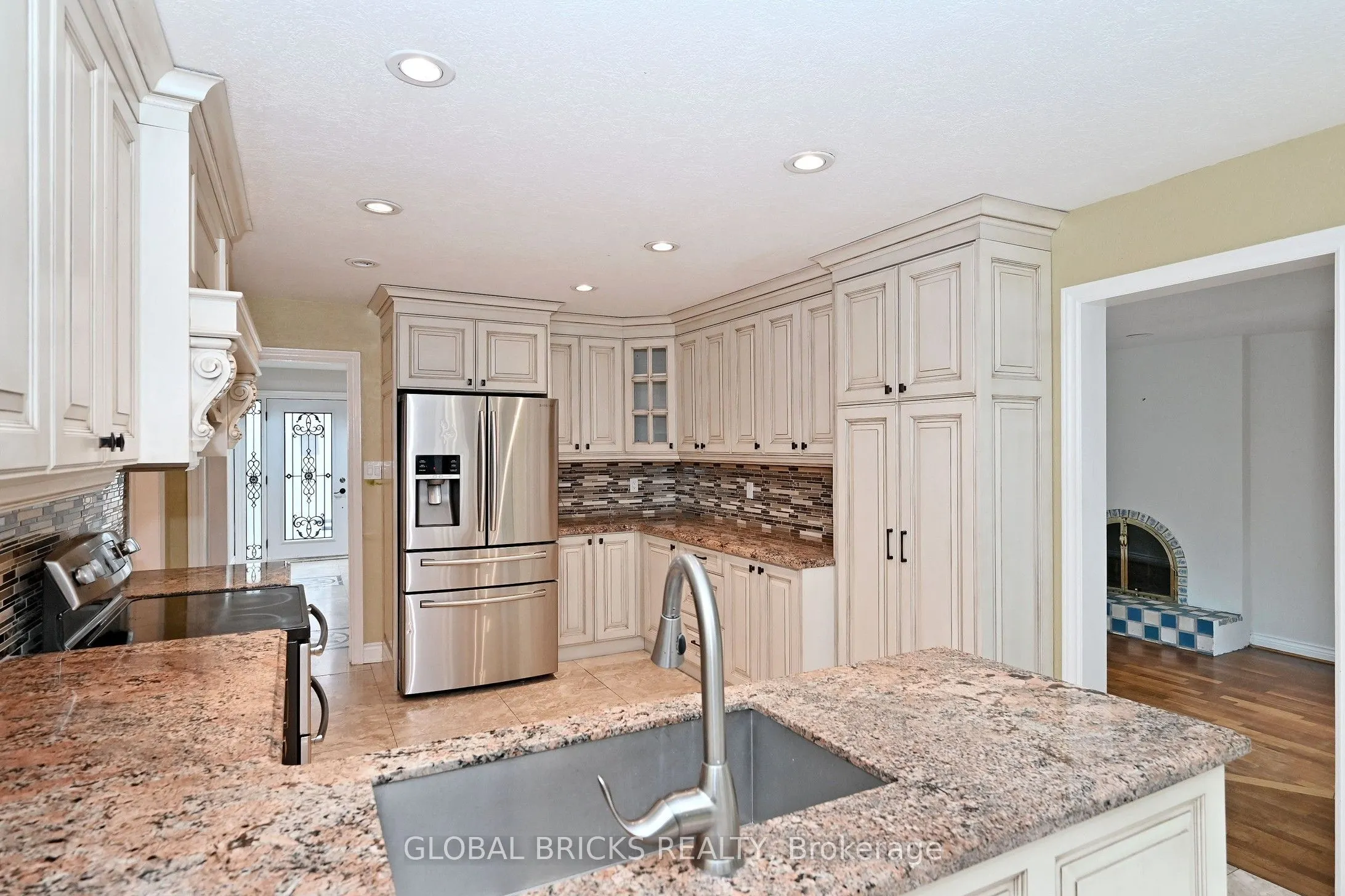 8 Elmsley Drive