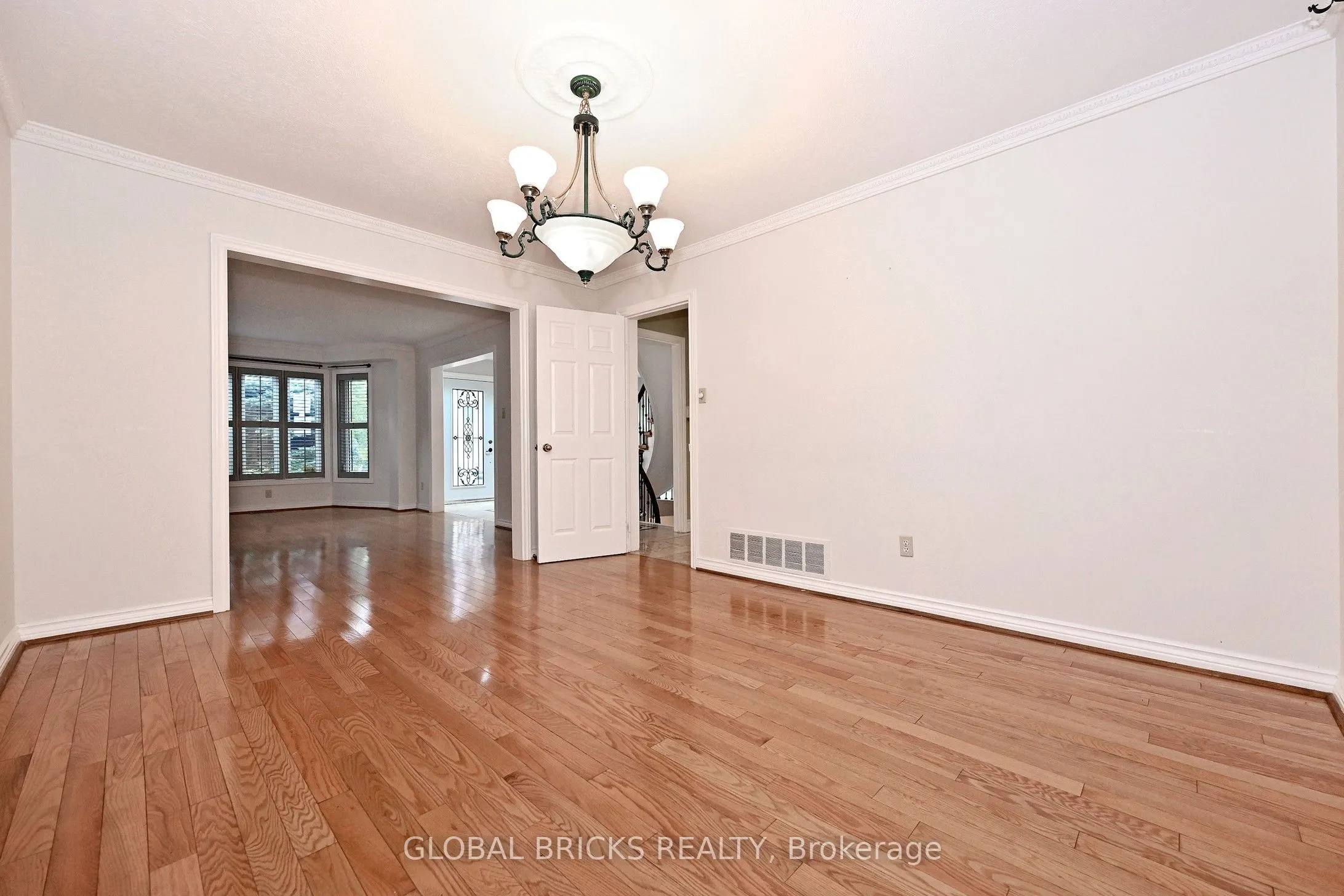 8 Elmsley Drive
