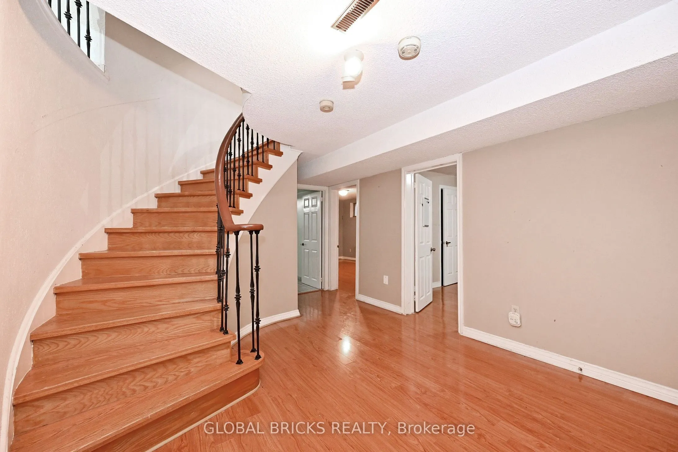 8 Elmsley Drive