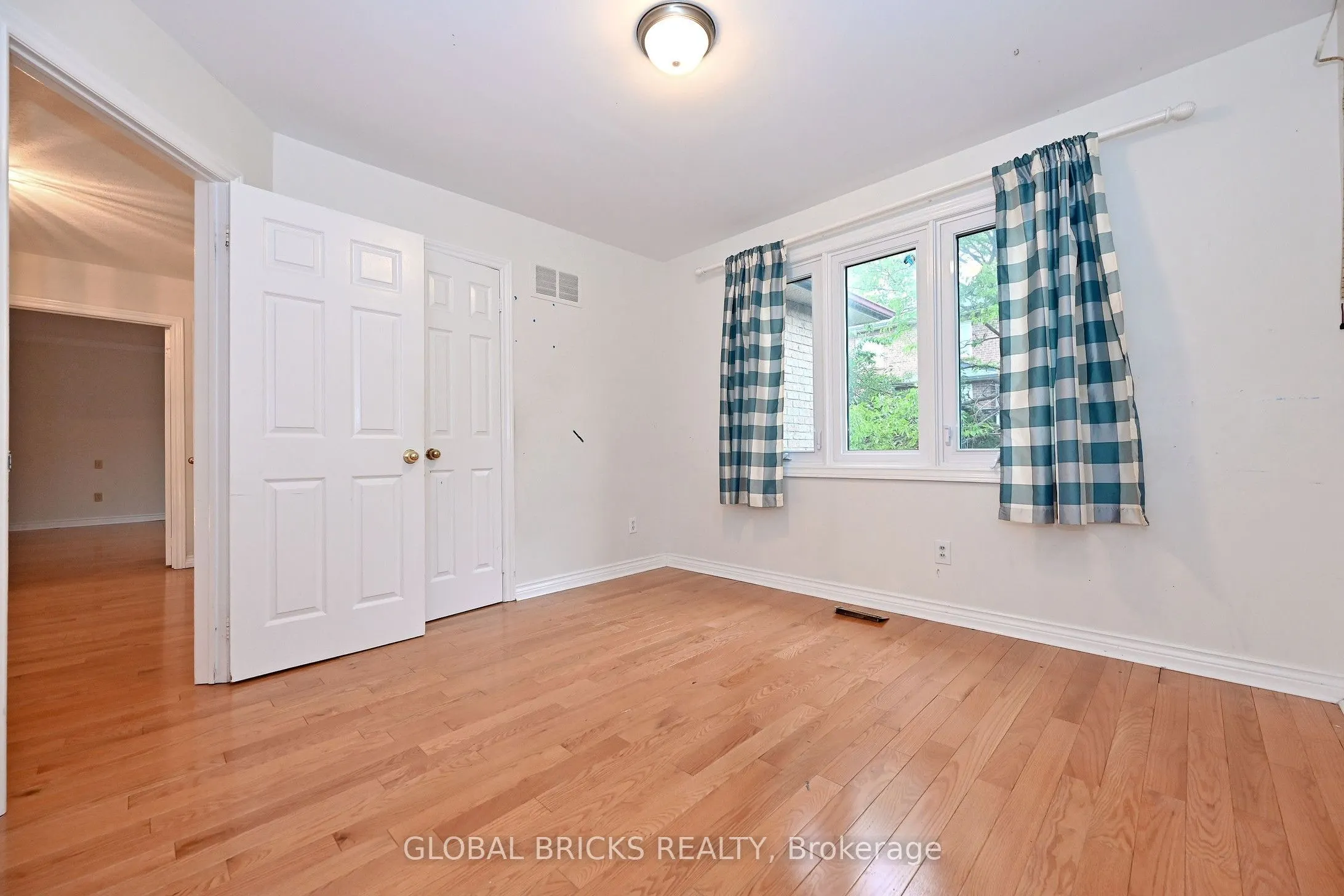 8 Elmsley Drive