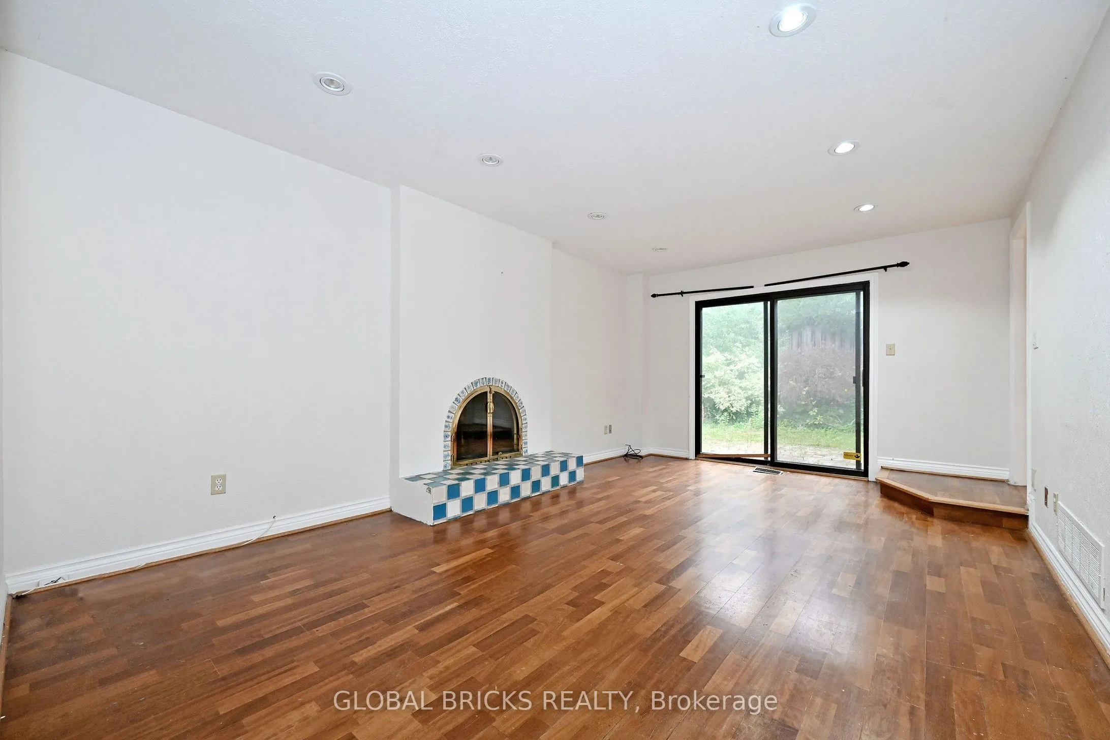 8 Elmsley Drive