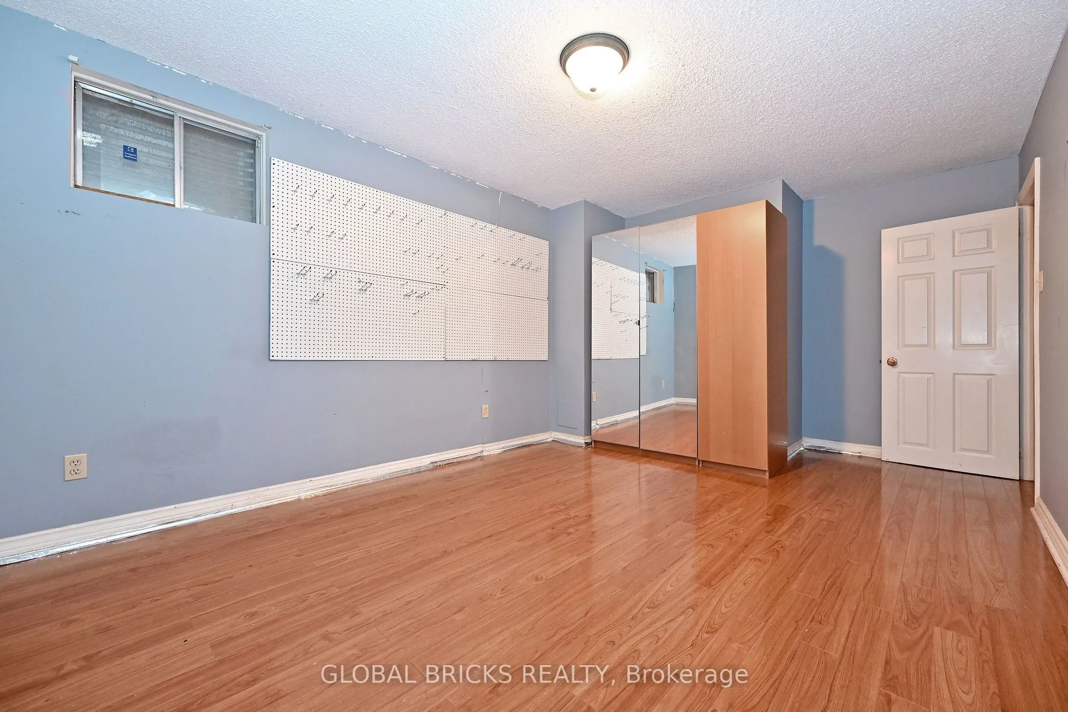 8 Elmsley Drive