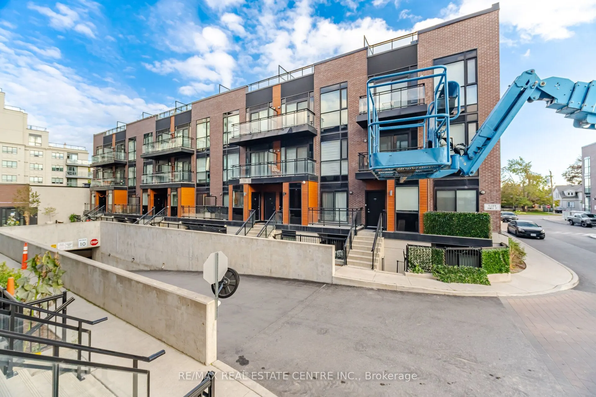 5279 Highway 7 #1402