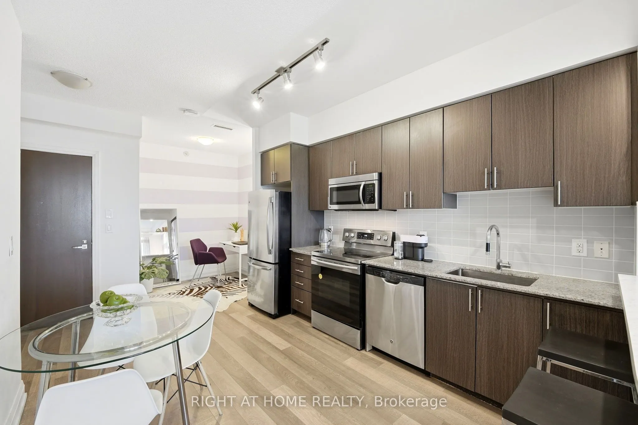 7171 Yonge Street #1702