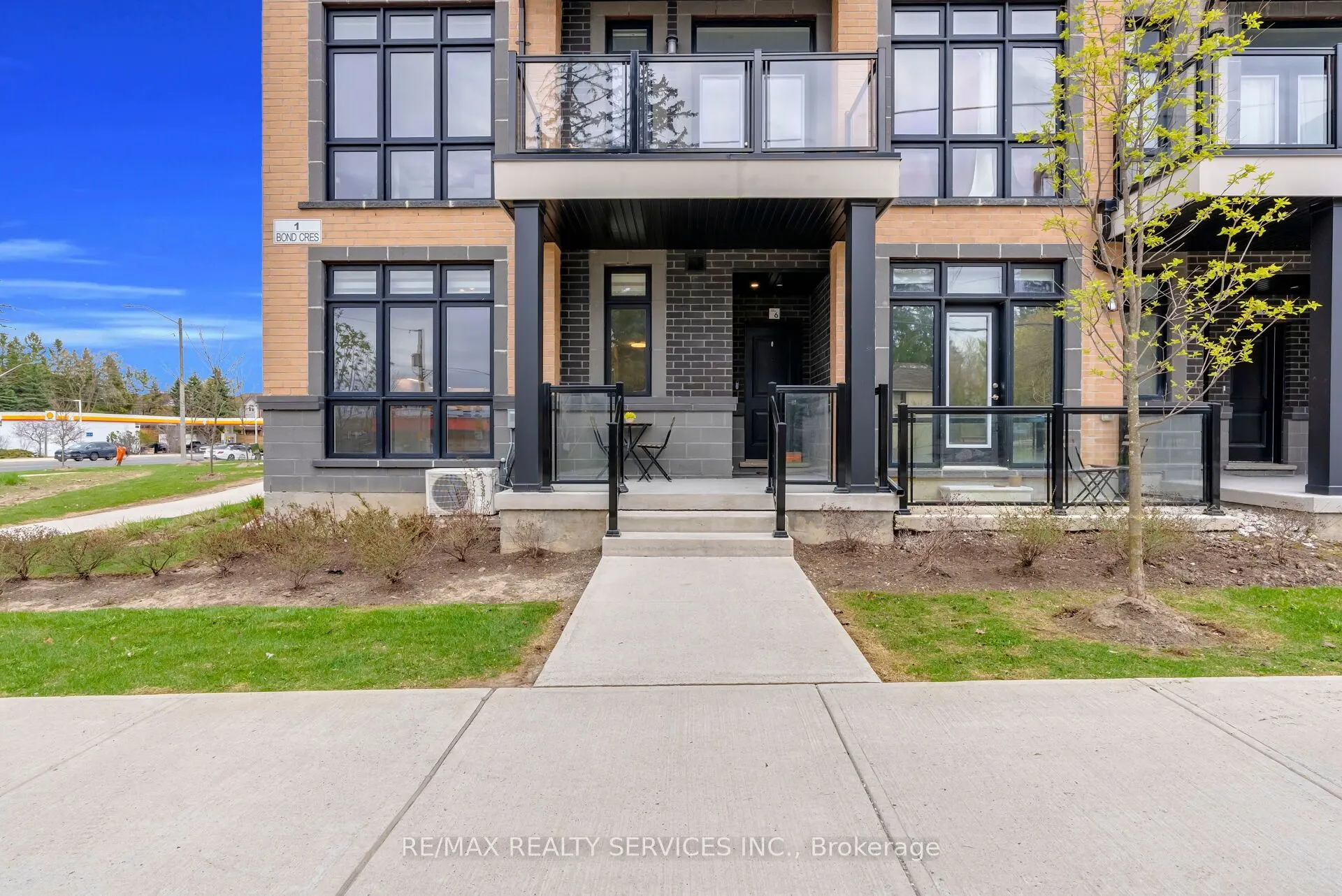 1 Bond Crescent #5