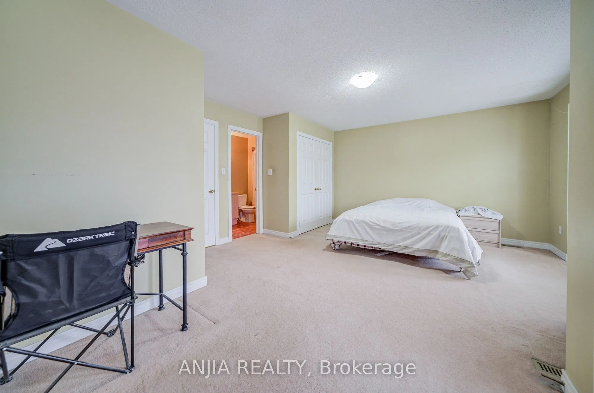 23 Ayhart Street E