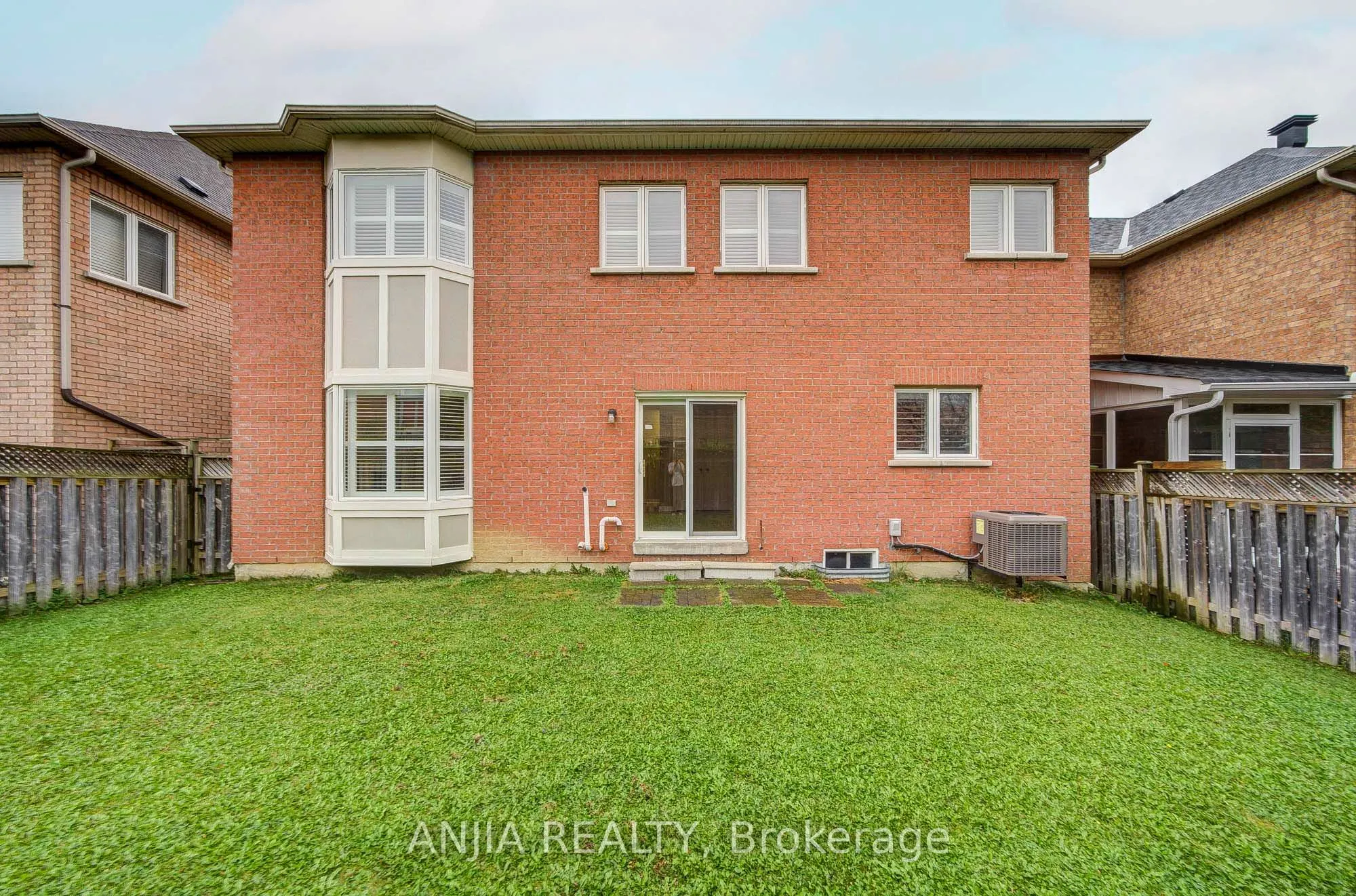 23 Ayhart Street E
