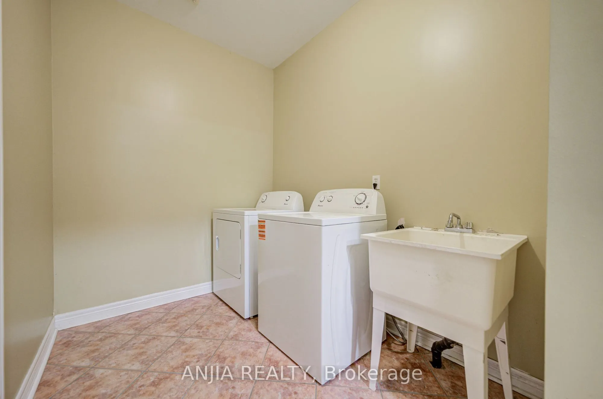 23 Ayhart Street E