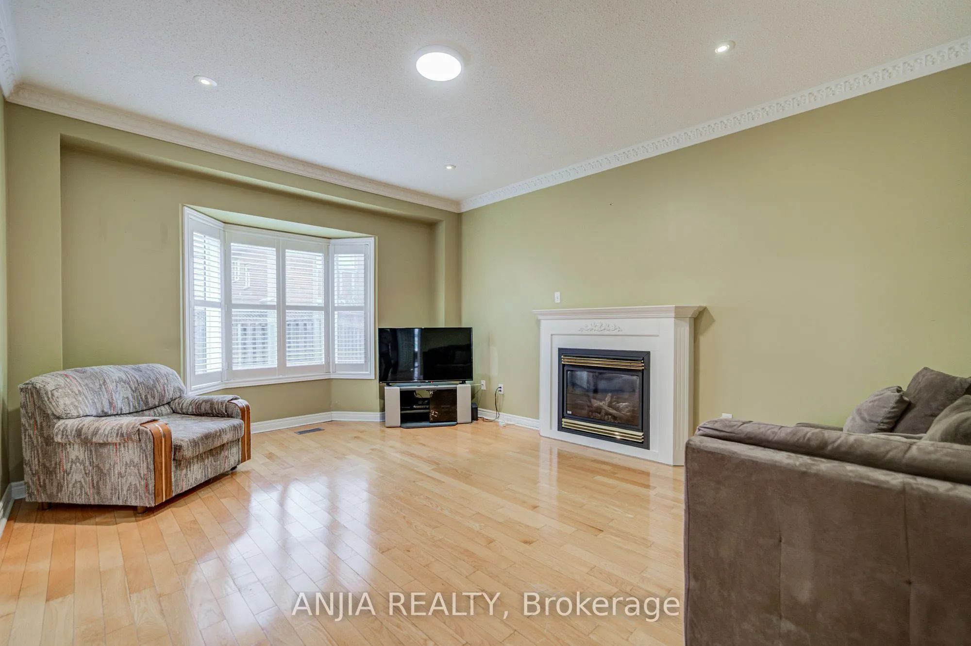 23 Ayhart Street E