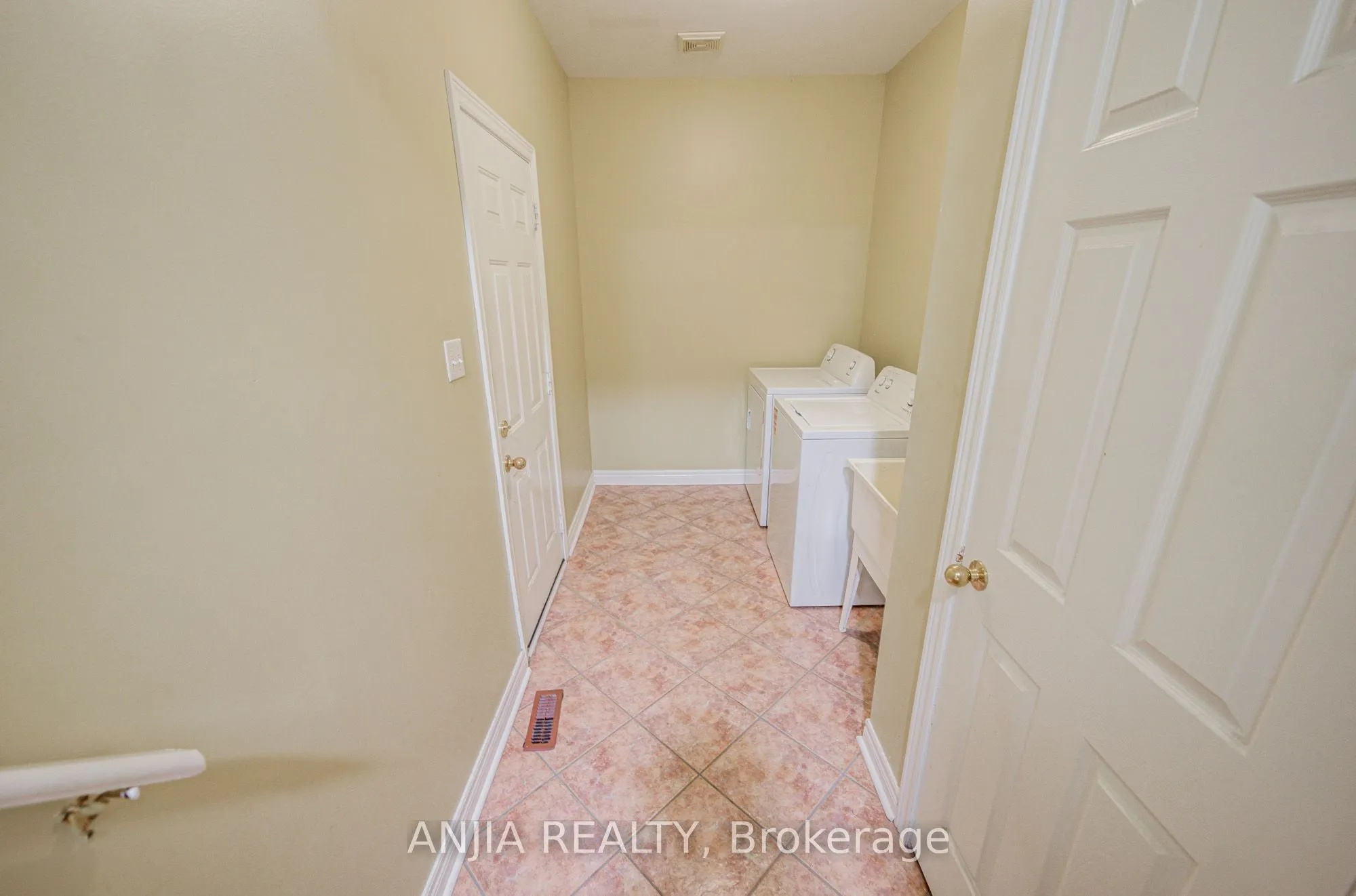 23 Ayhart Street E