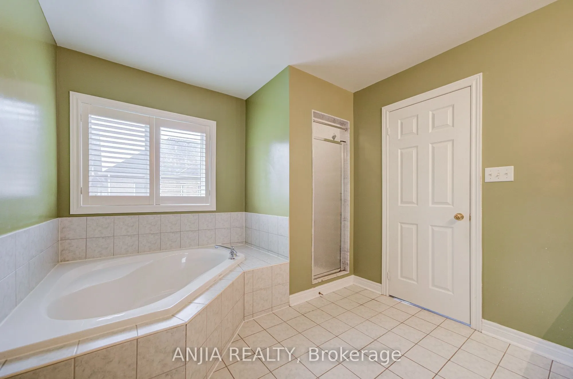 23 Ayhart Street E
