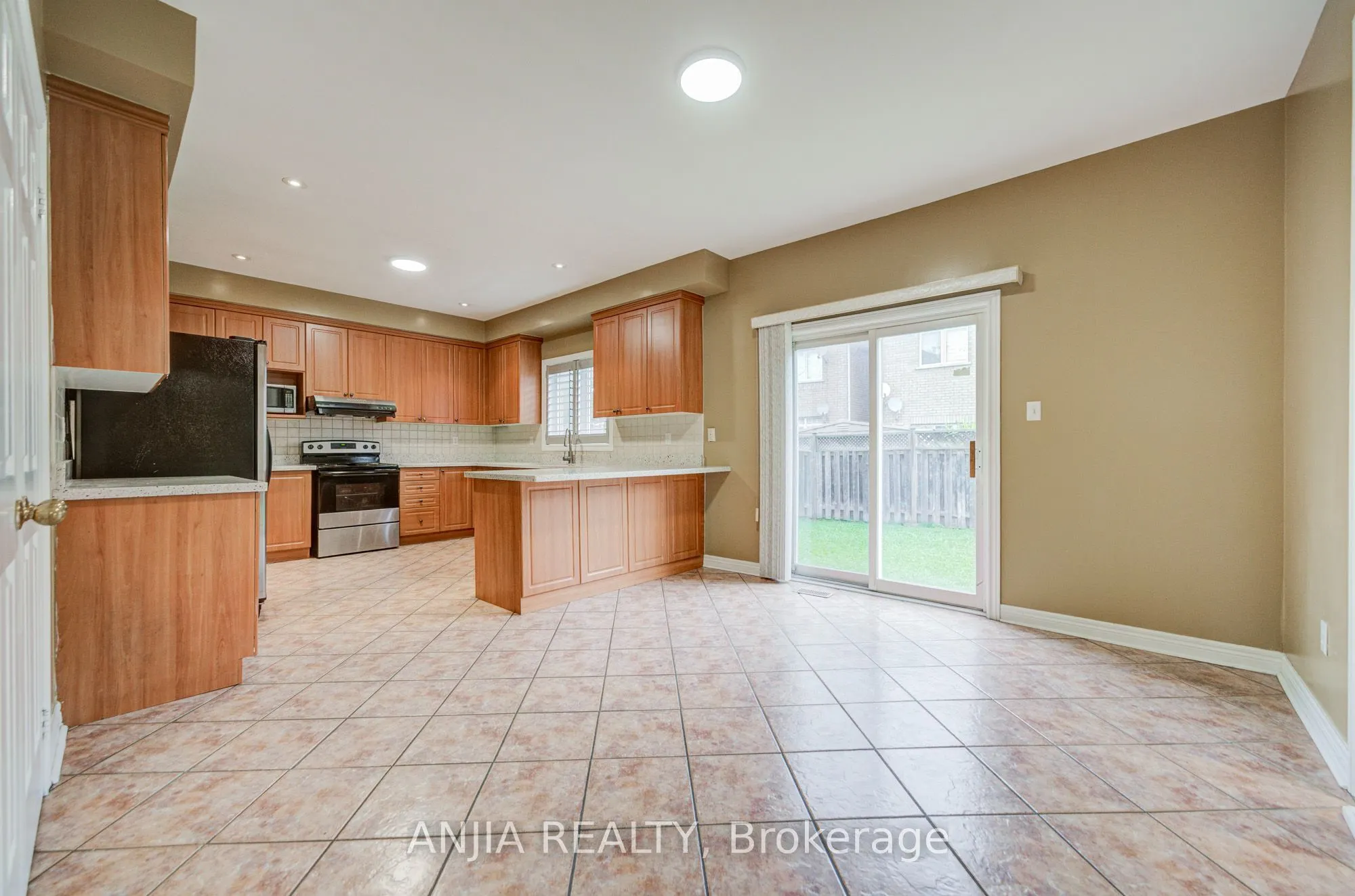 23 Ayhart Street E