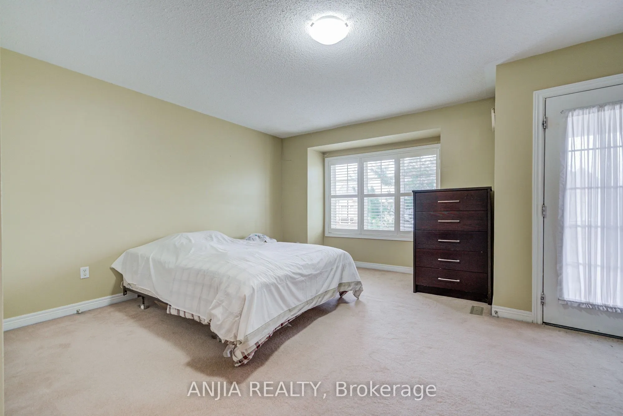 23 Ayhart Street E