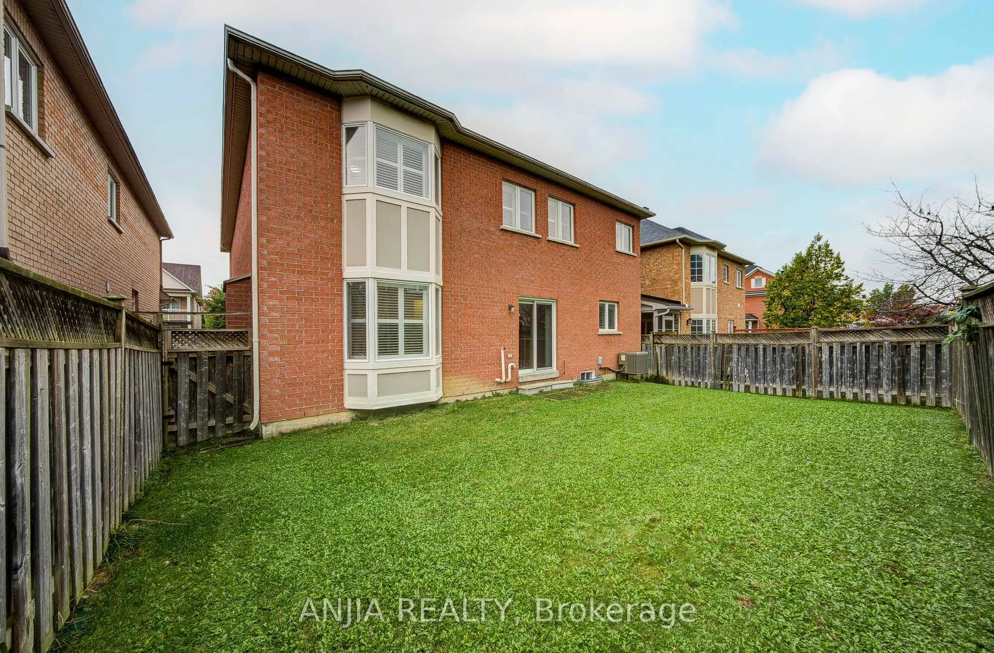 23 Ayhart Street E