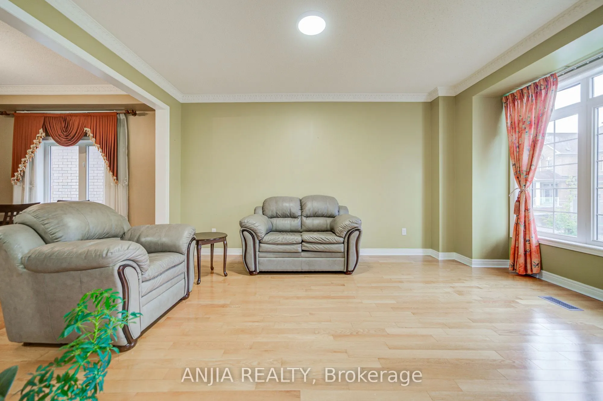 23 Ayhart Street E