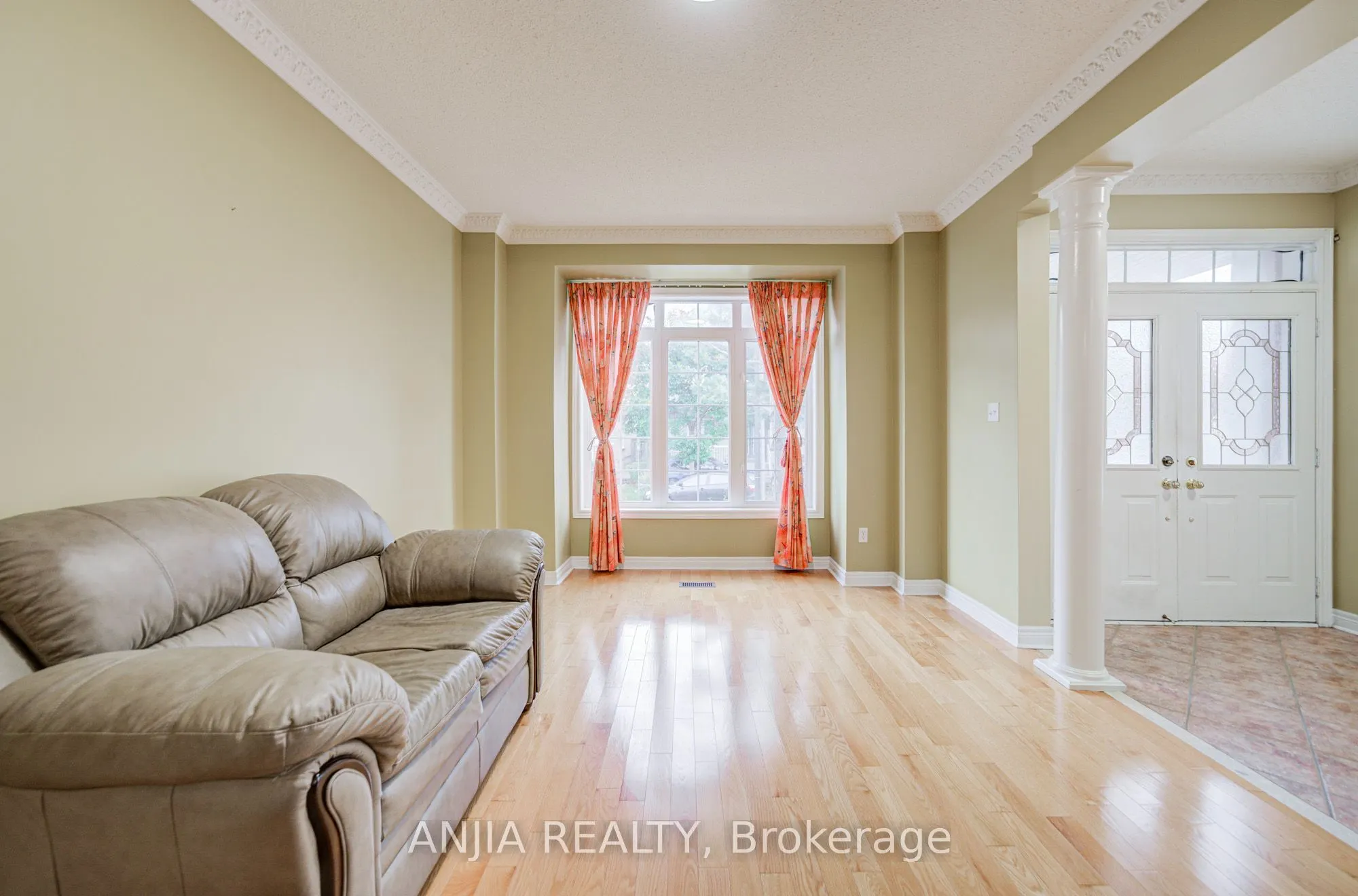 23 Ayhart Street E