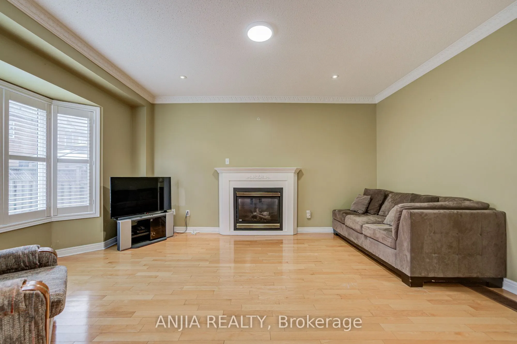 23 Ayhart Street E