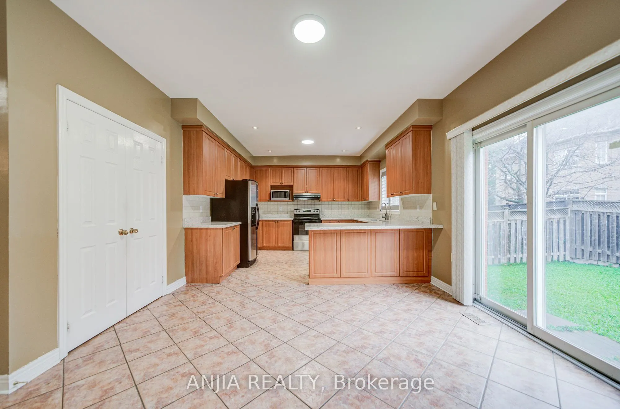 23 Ayhart Street E