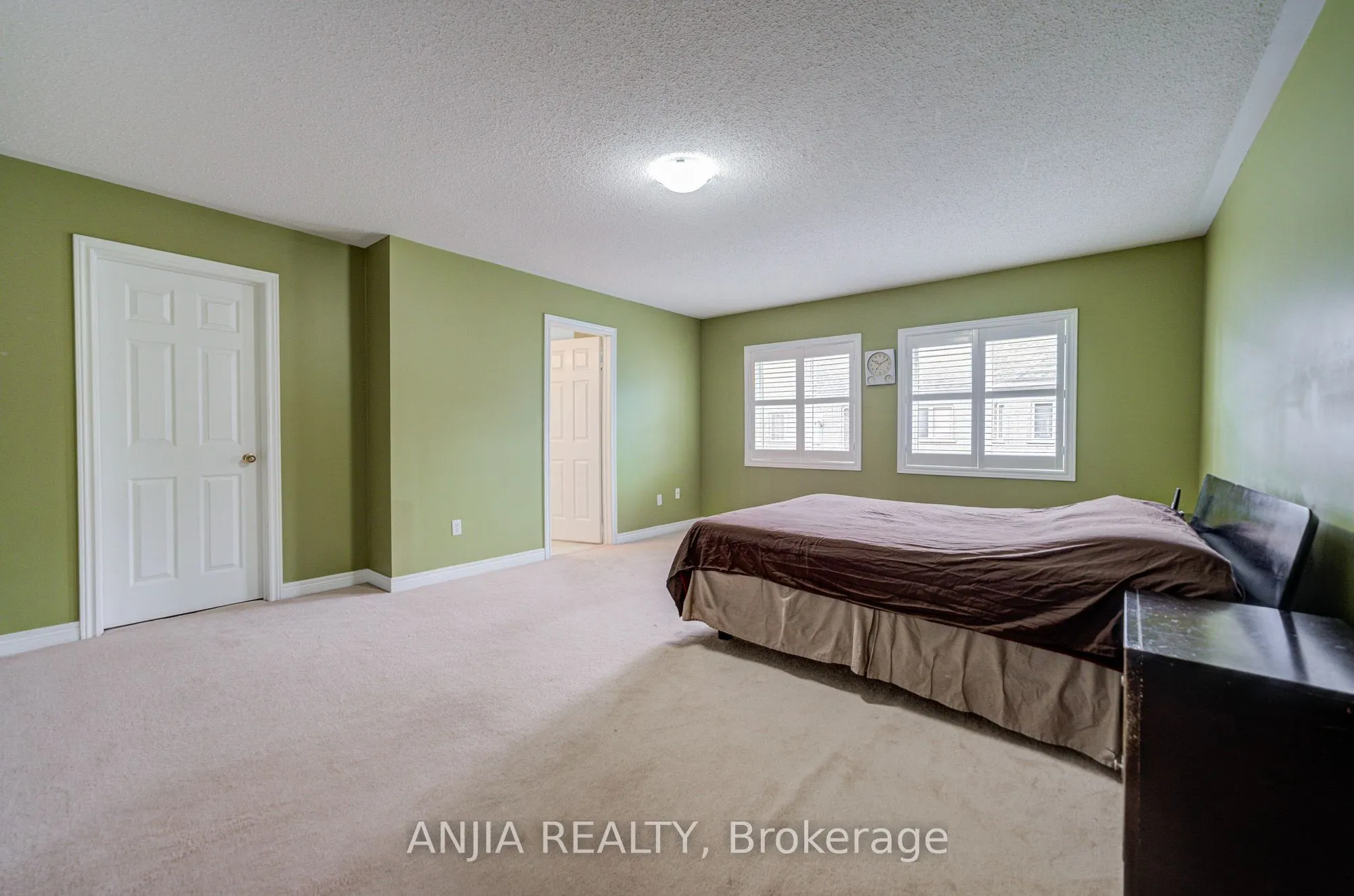 23 Ayhart Street E