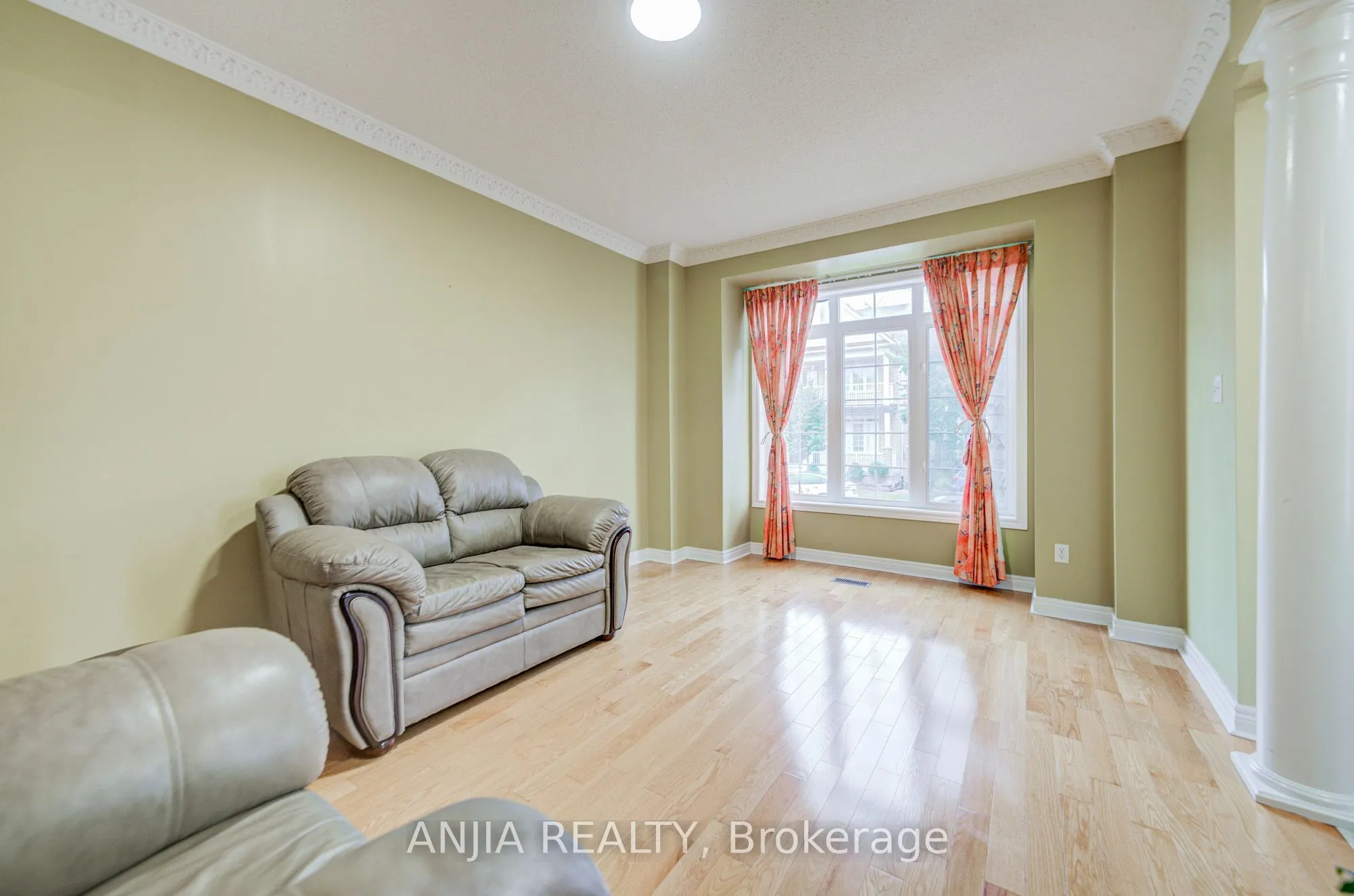 23 Ayhart Street E