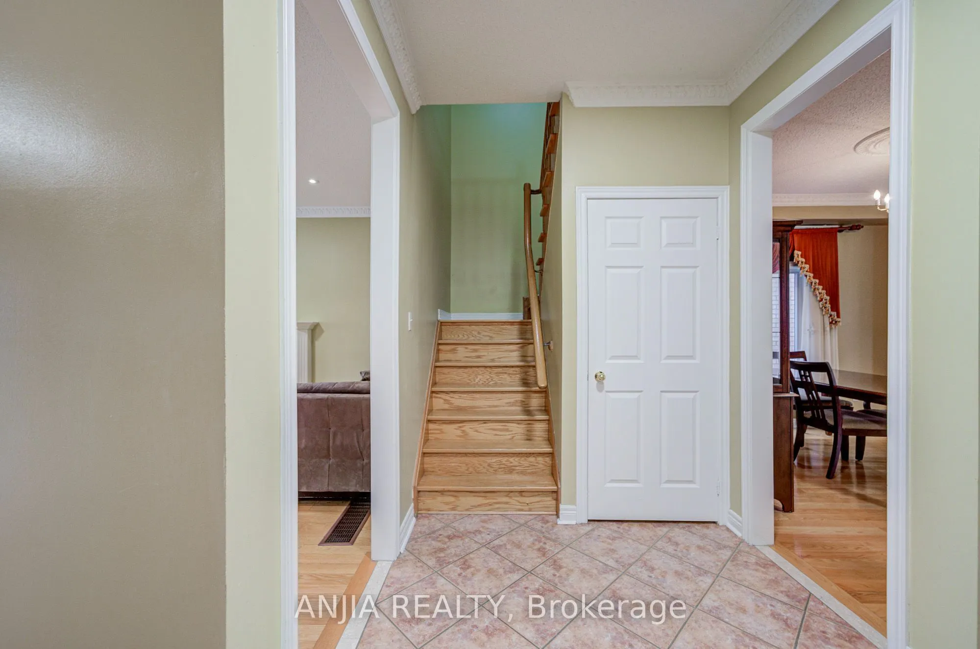 23 Ayhart Street E