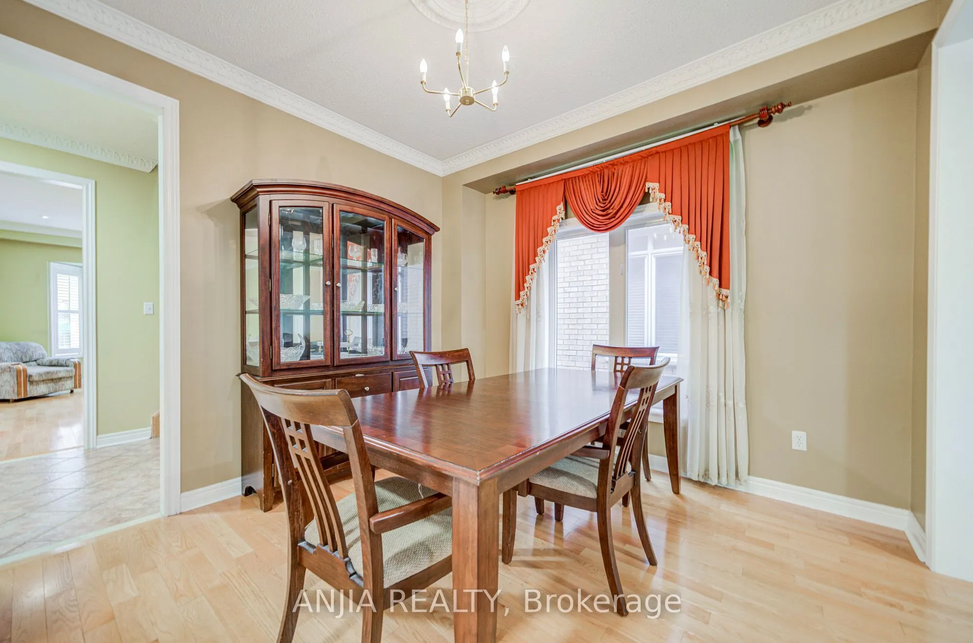 23 Ayhart Street E