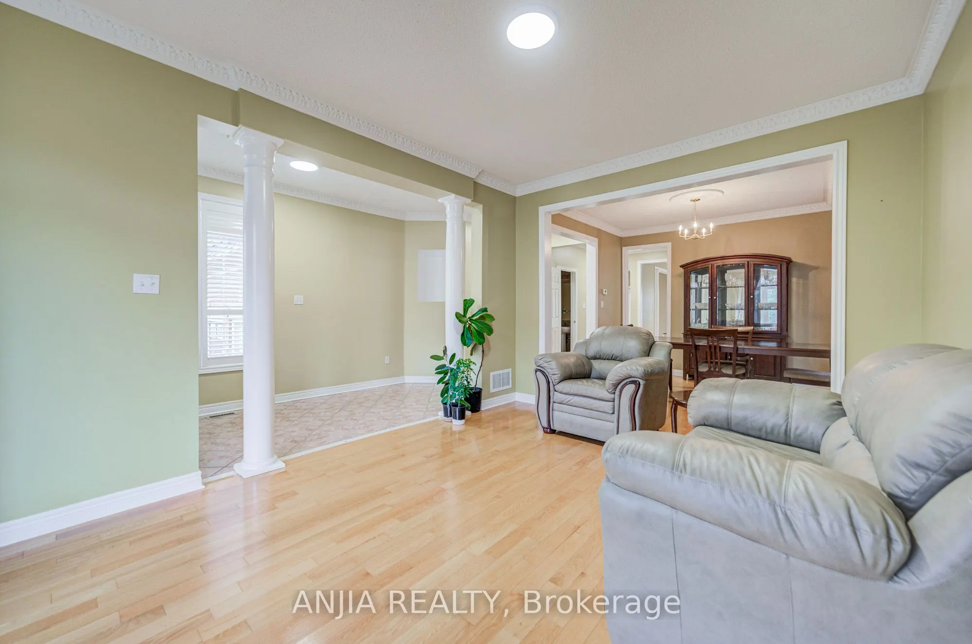 23 Ayhart Street E