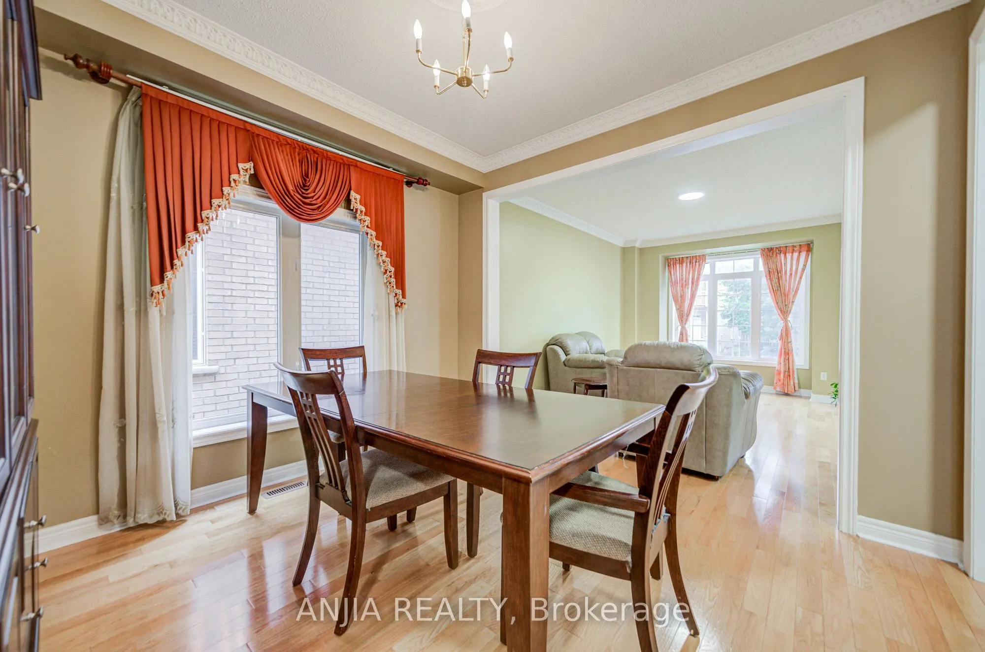 23 Ayhart Street E