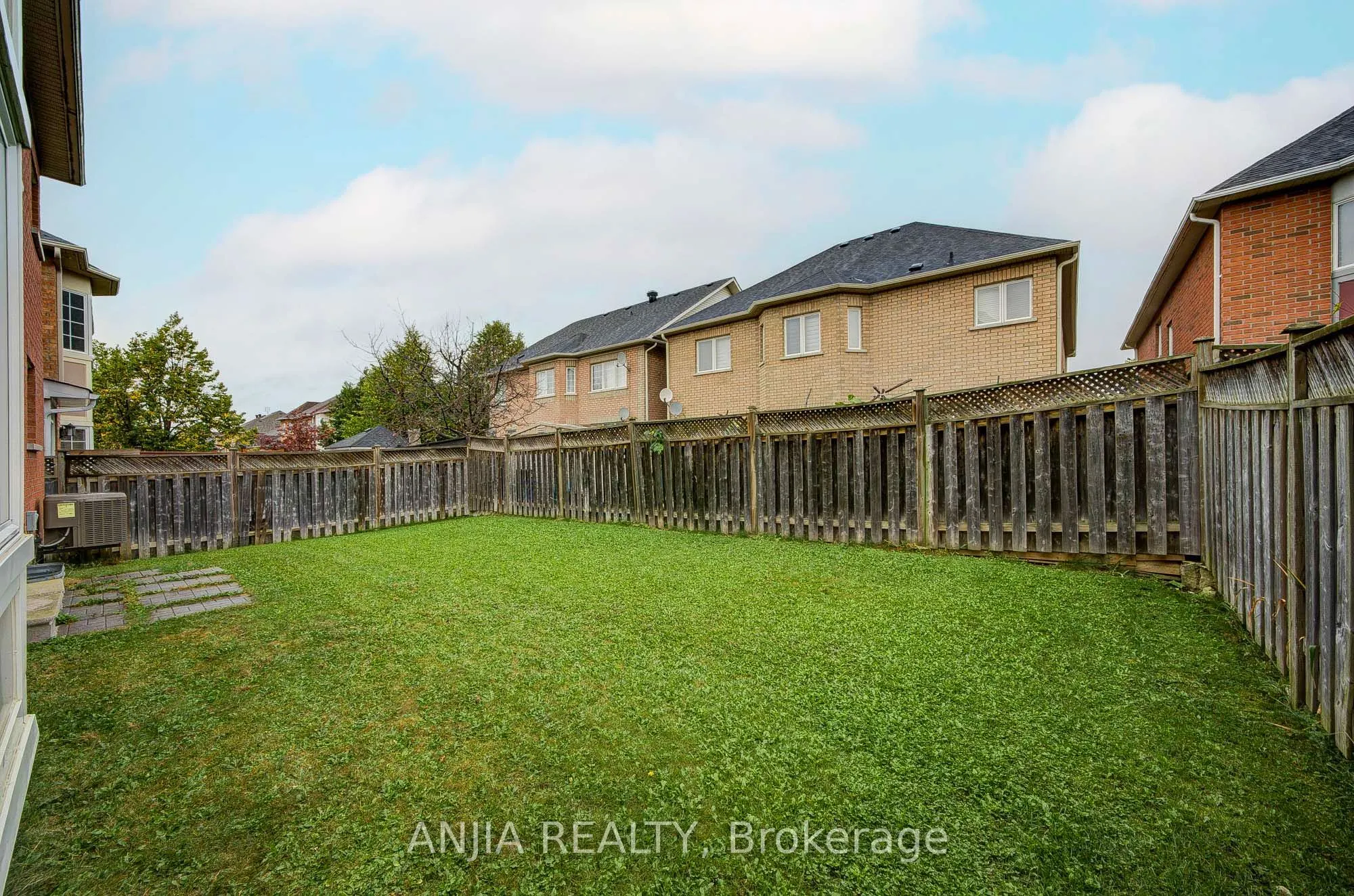 23 Ayhart Street E
